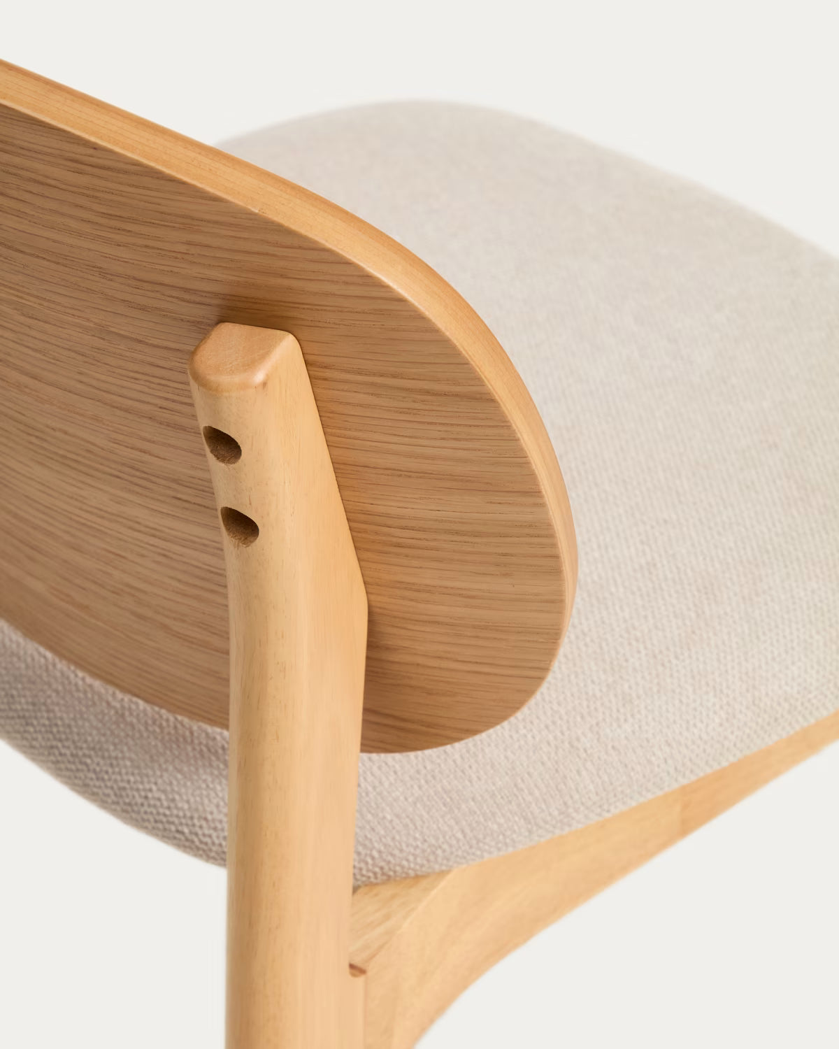 Beige LUDARA stoel van chenille met een gefineerde eiken basis