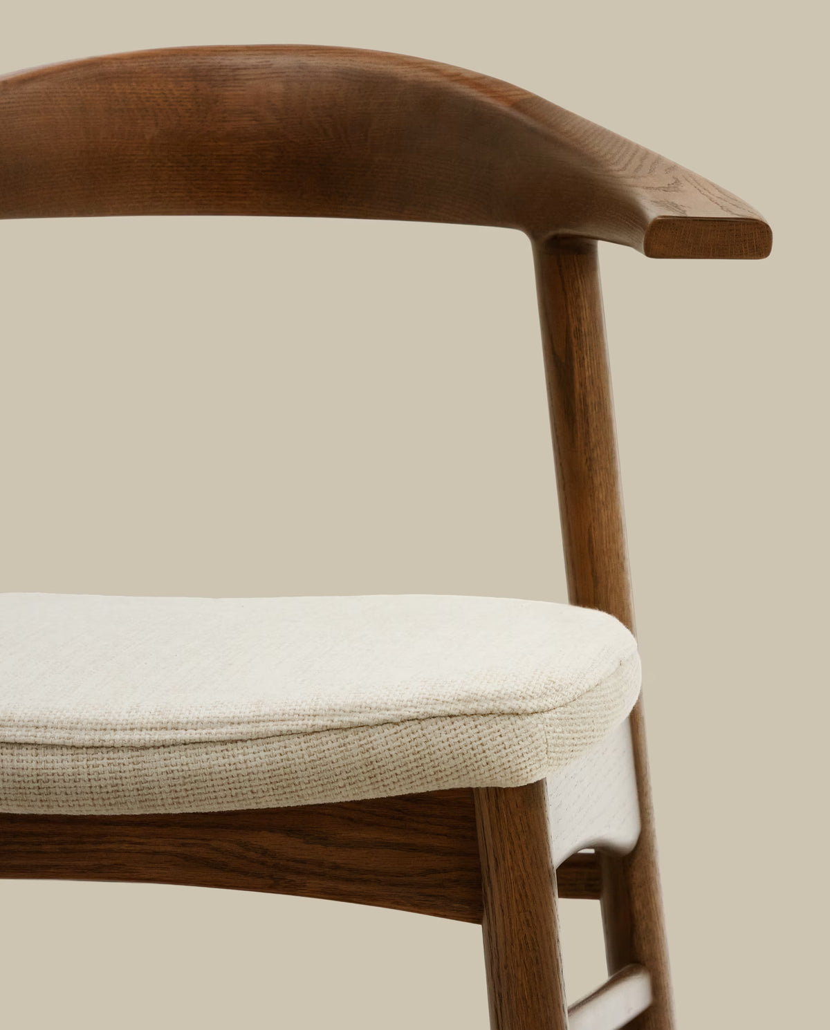 Stoel TIMONS beige chenille met een donkere eiken basis