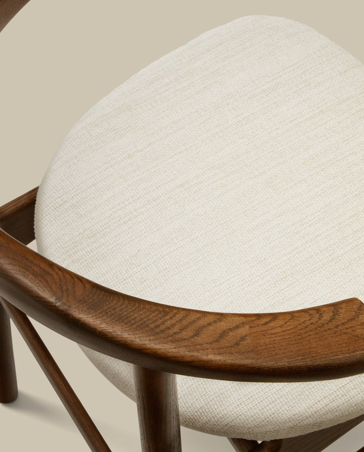 Stoel TIMONS beige chenille met een donkere eiken basis