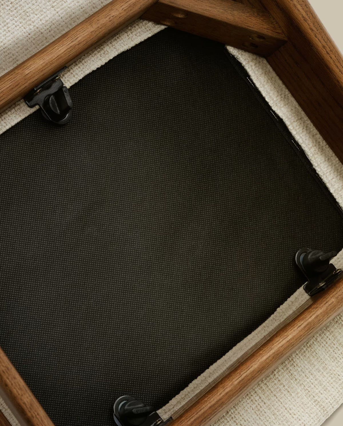Stoel TIMONS beige chenille met een donkere eiken basis