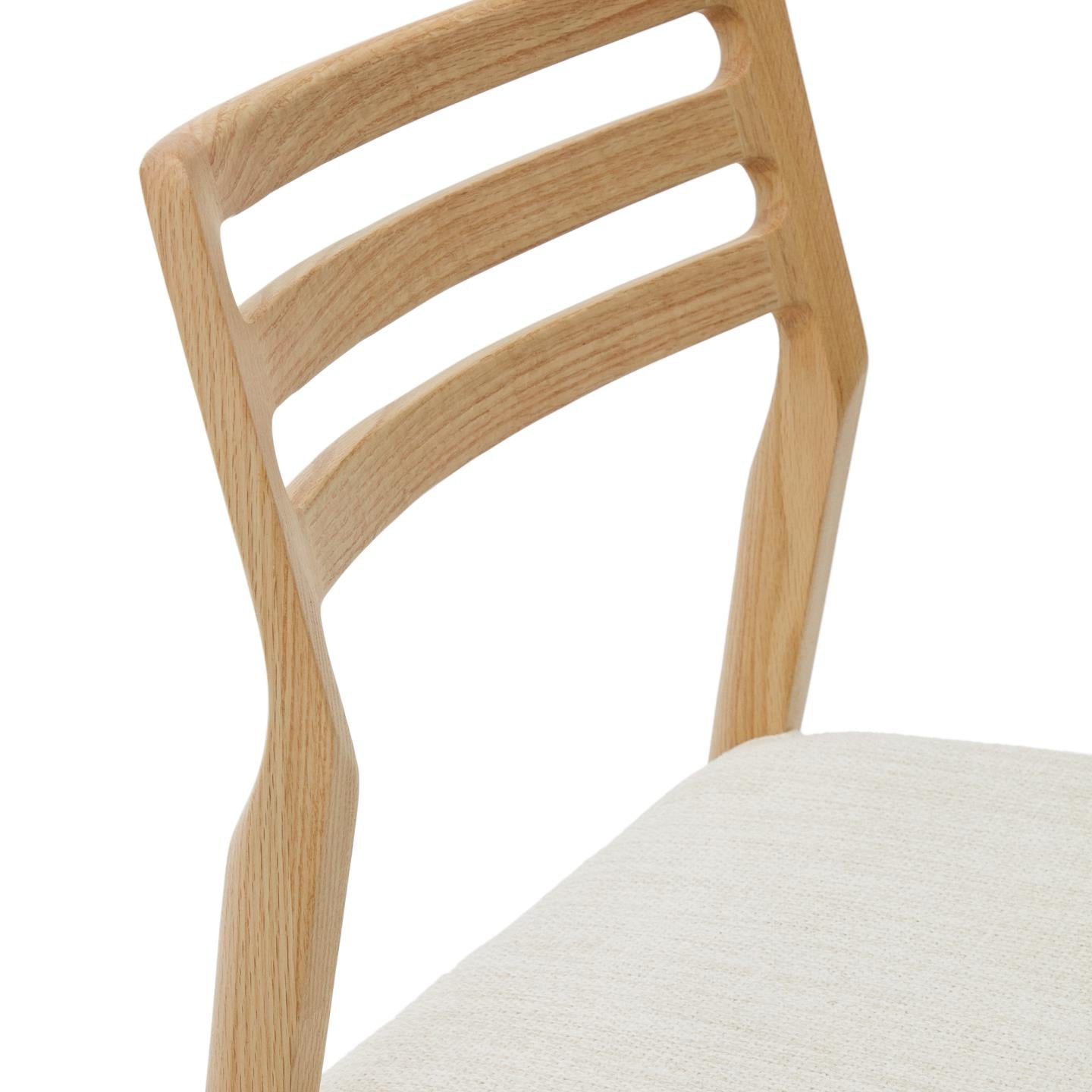 CUDIA chair in beige chenille with an oak base