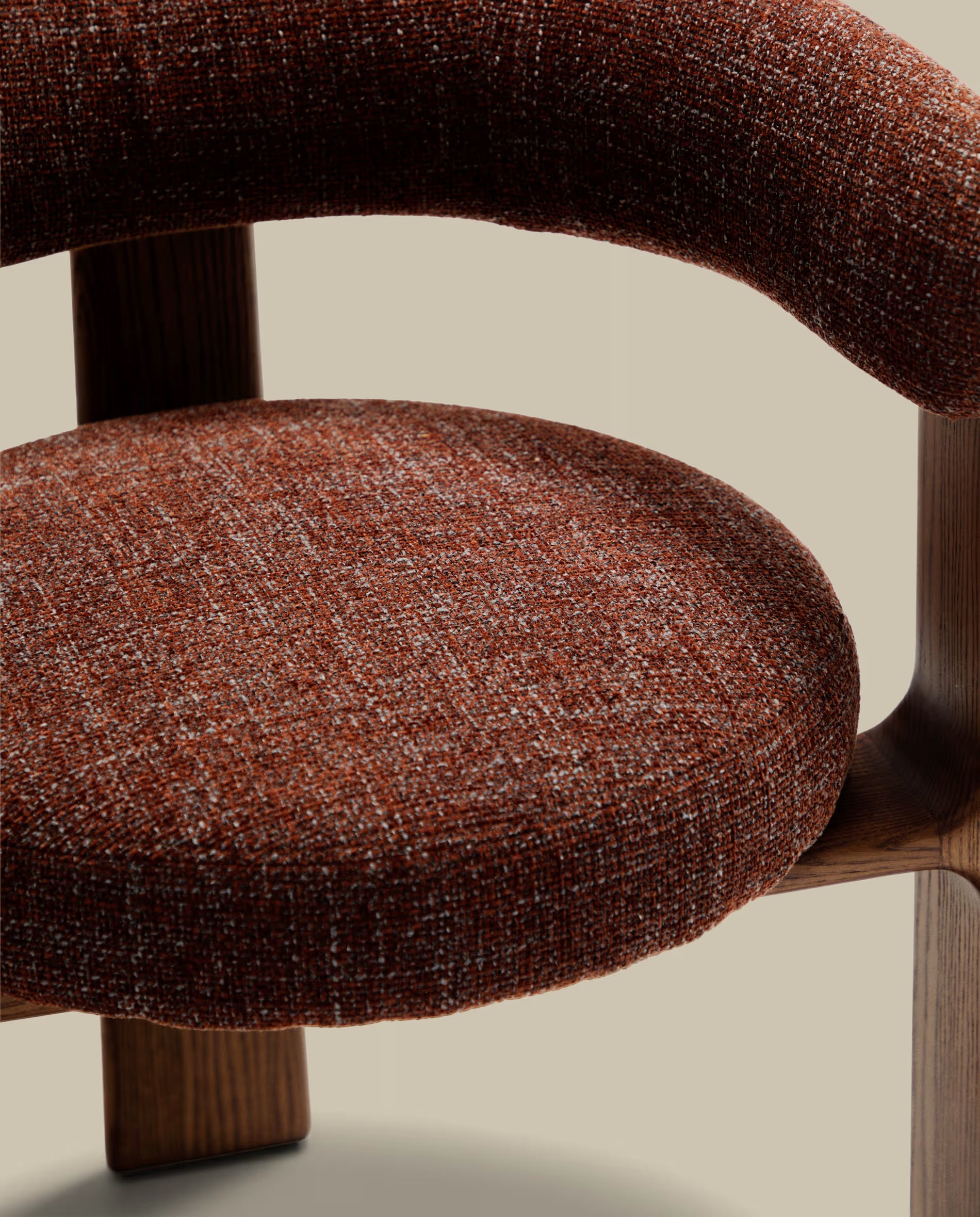 Stoel met armleuningen GRANITE bruin chenille met een donkere essen basis