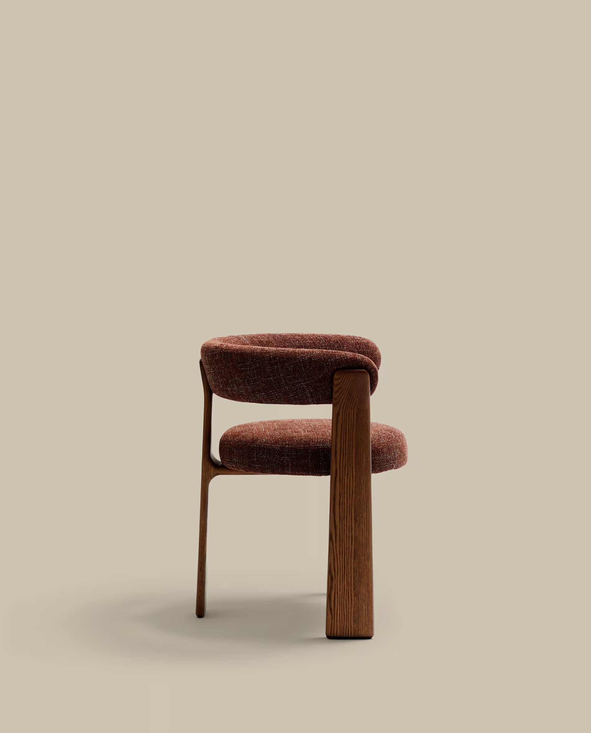 Stoel met armleuningen GRANITE bruin chenille met een donkere essen basis