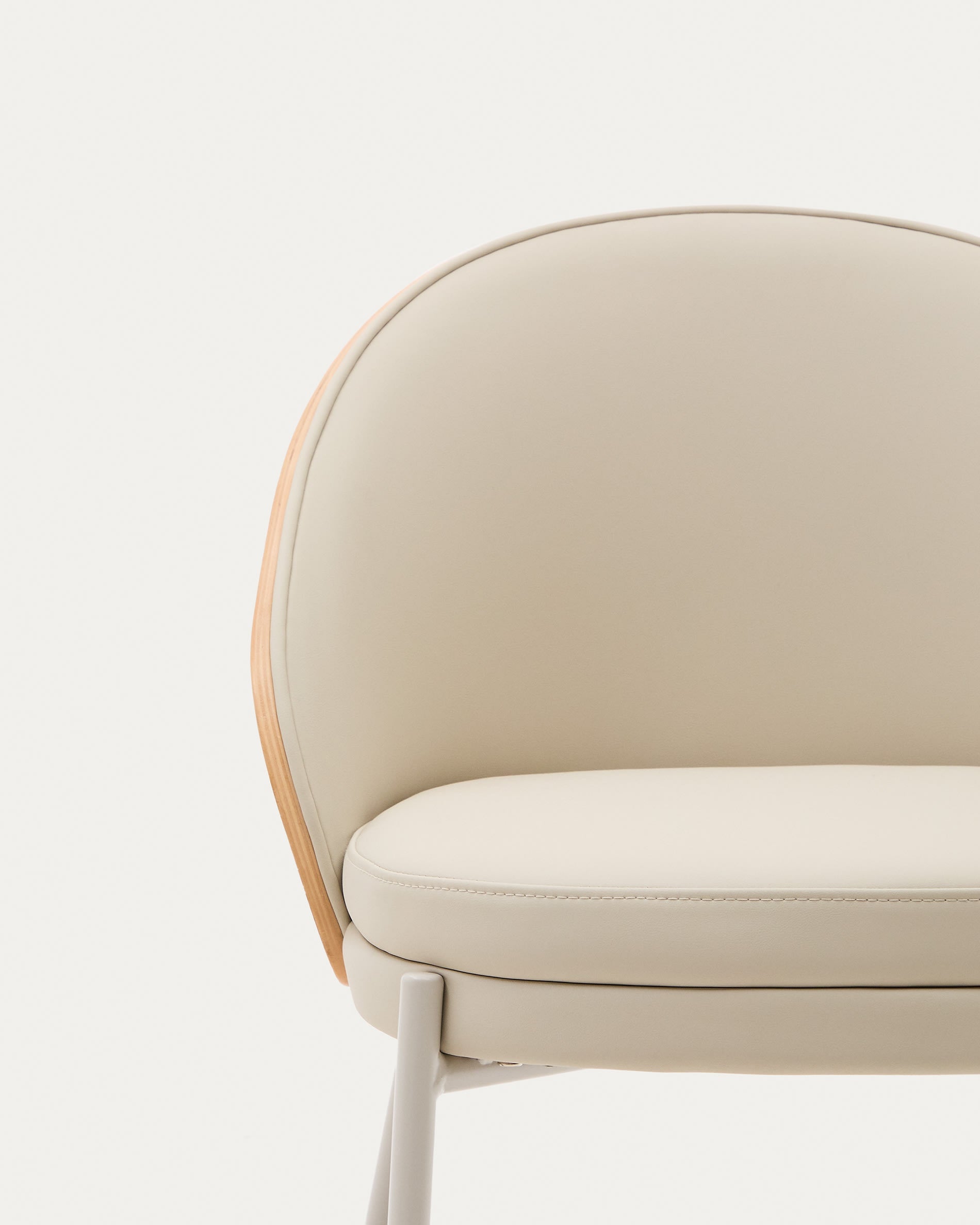 EAMY stoel beige ecologisch leer met essenhouten afwerking