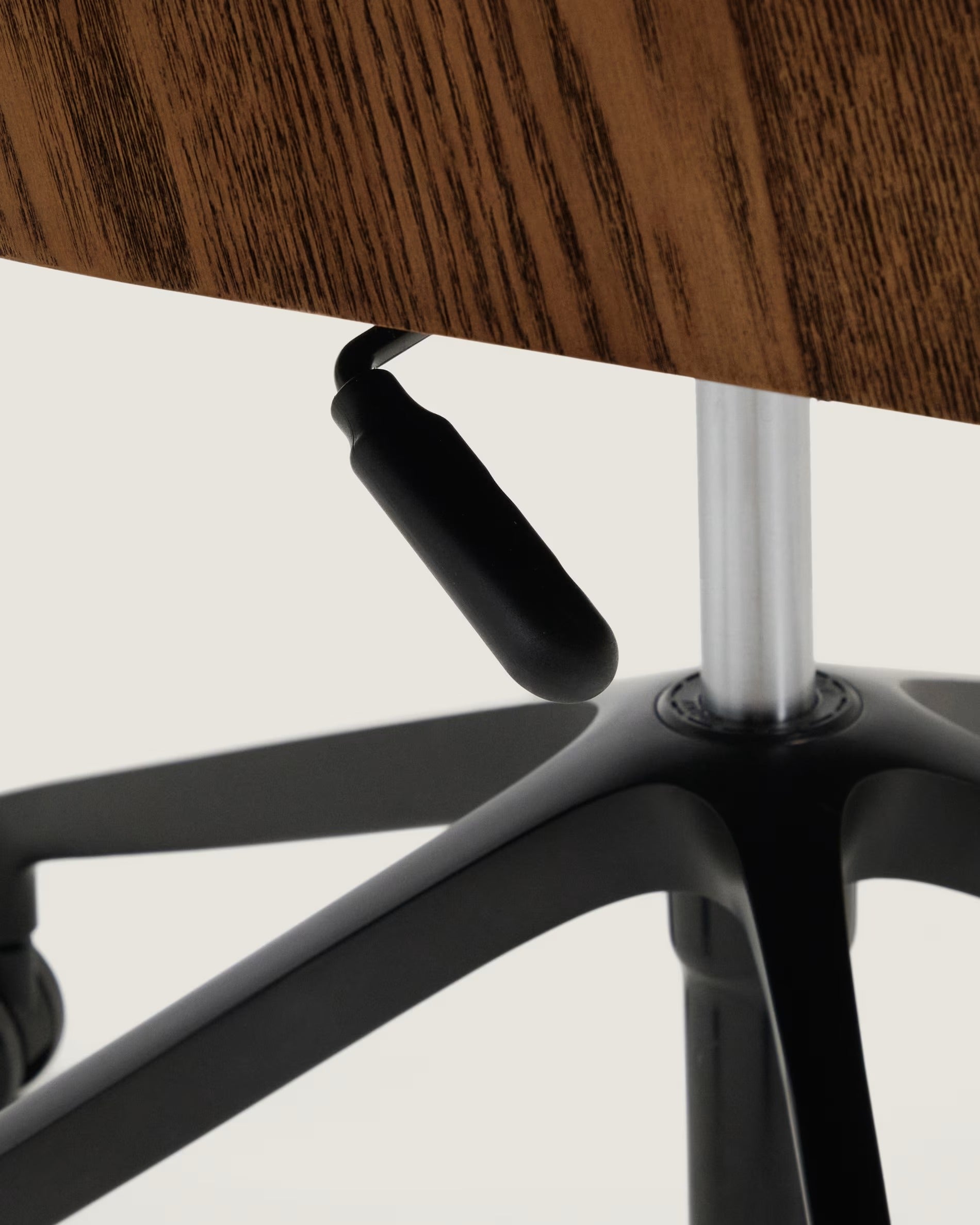 Bureau stoel MADAI bruin chenille met zwarte basis op wielen