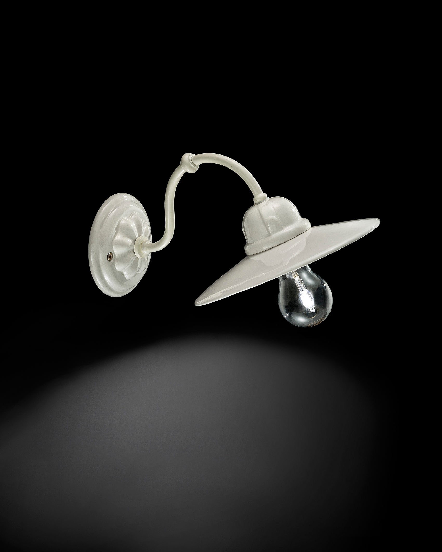 B&W Keramik Wandleuchte weiß