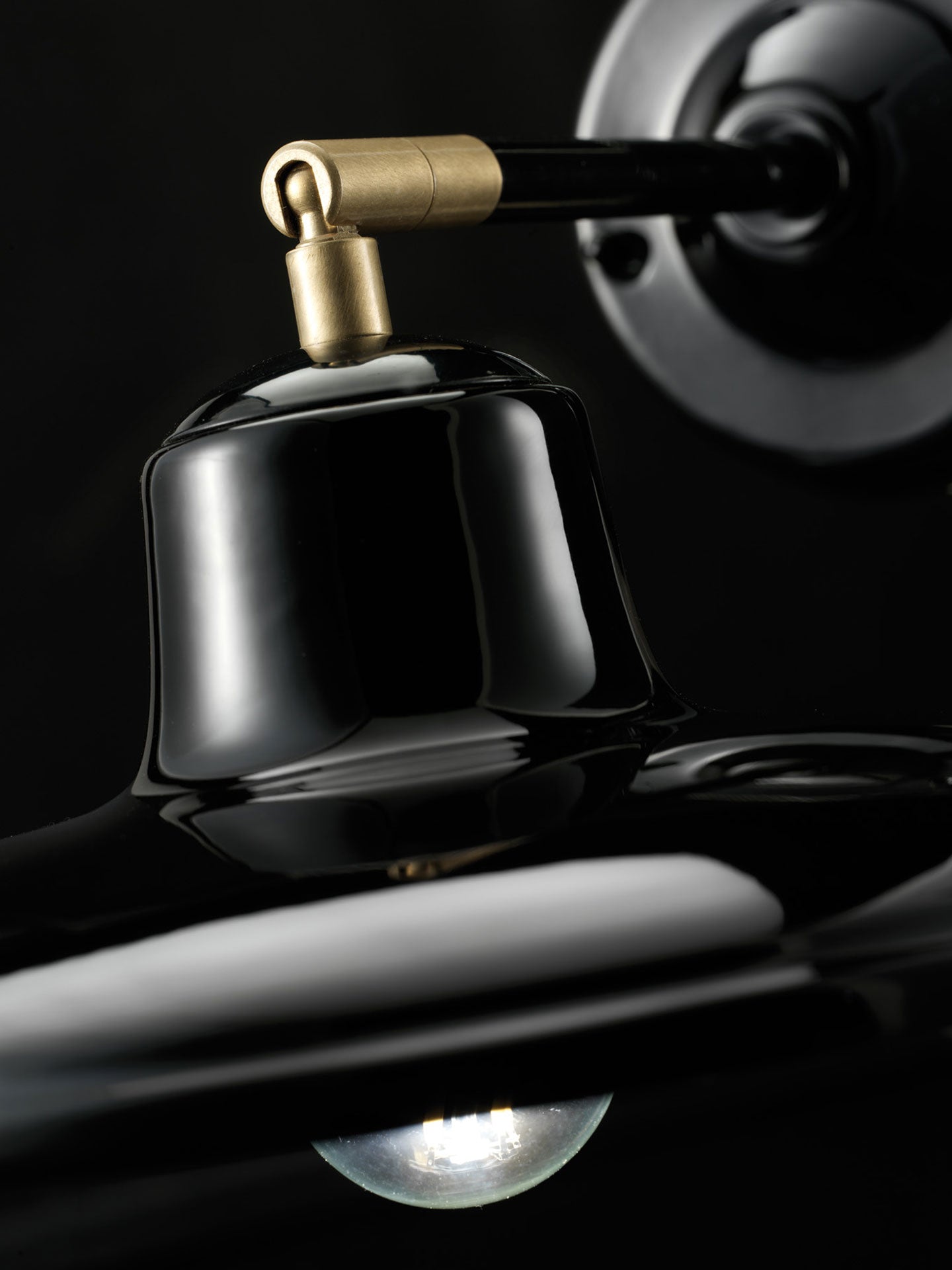 B&W Keramik-Wandlampe, Schwarz mit Messing-Finish