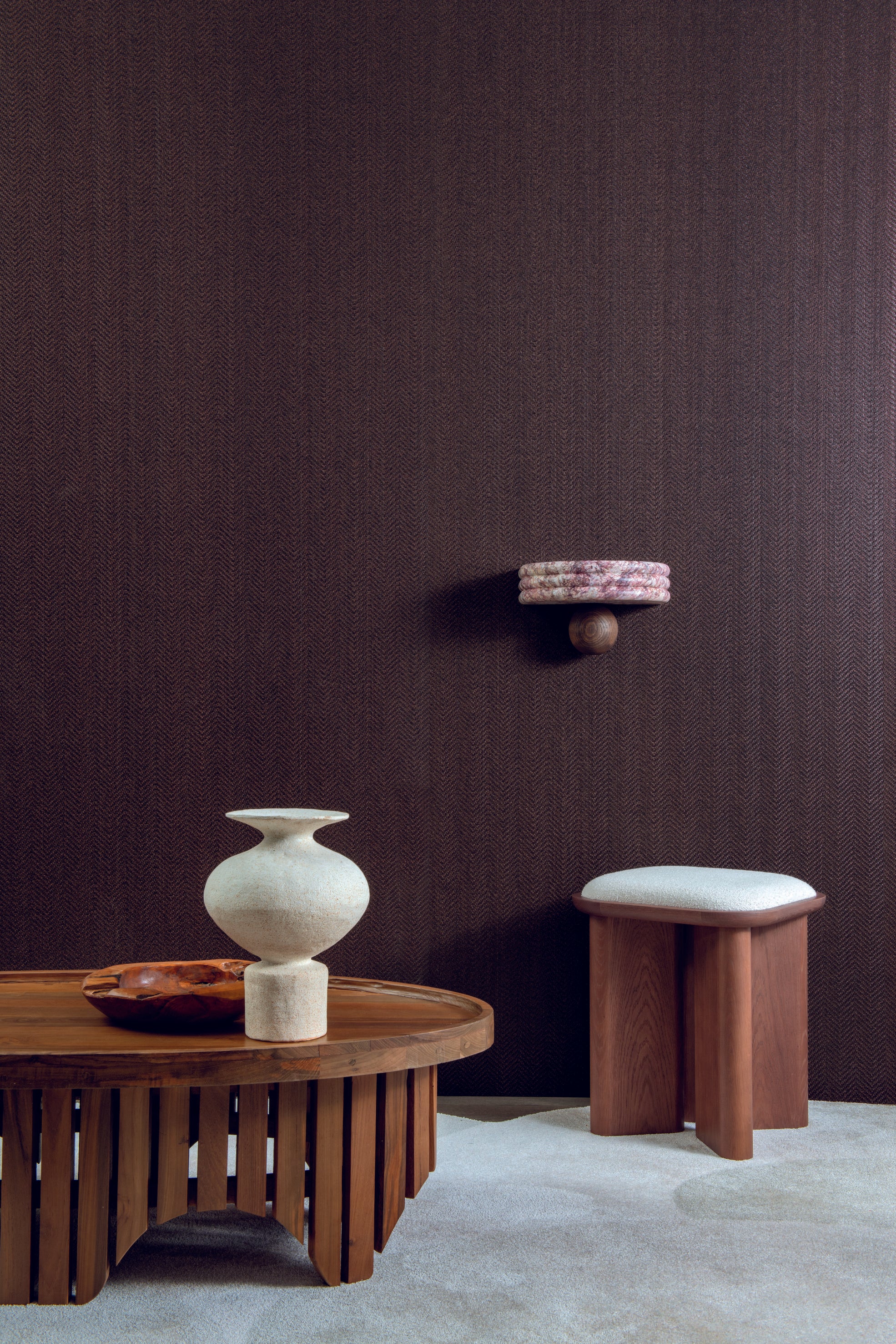 Structural paper wallpaper in herringbone pattern resembling raffia KASANE - BLACK white