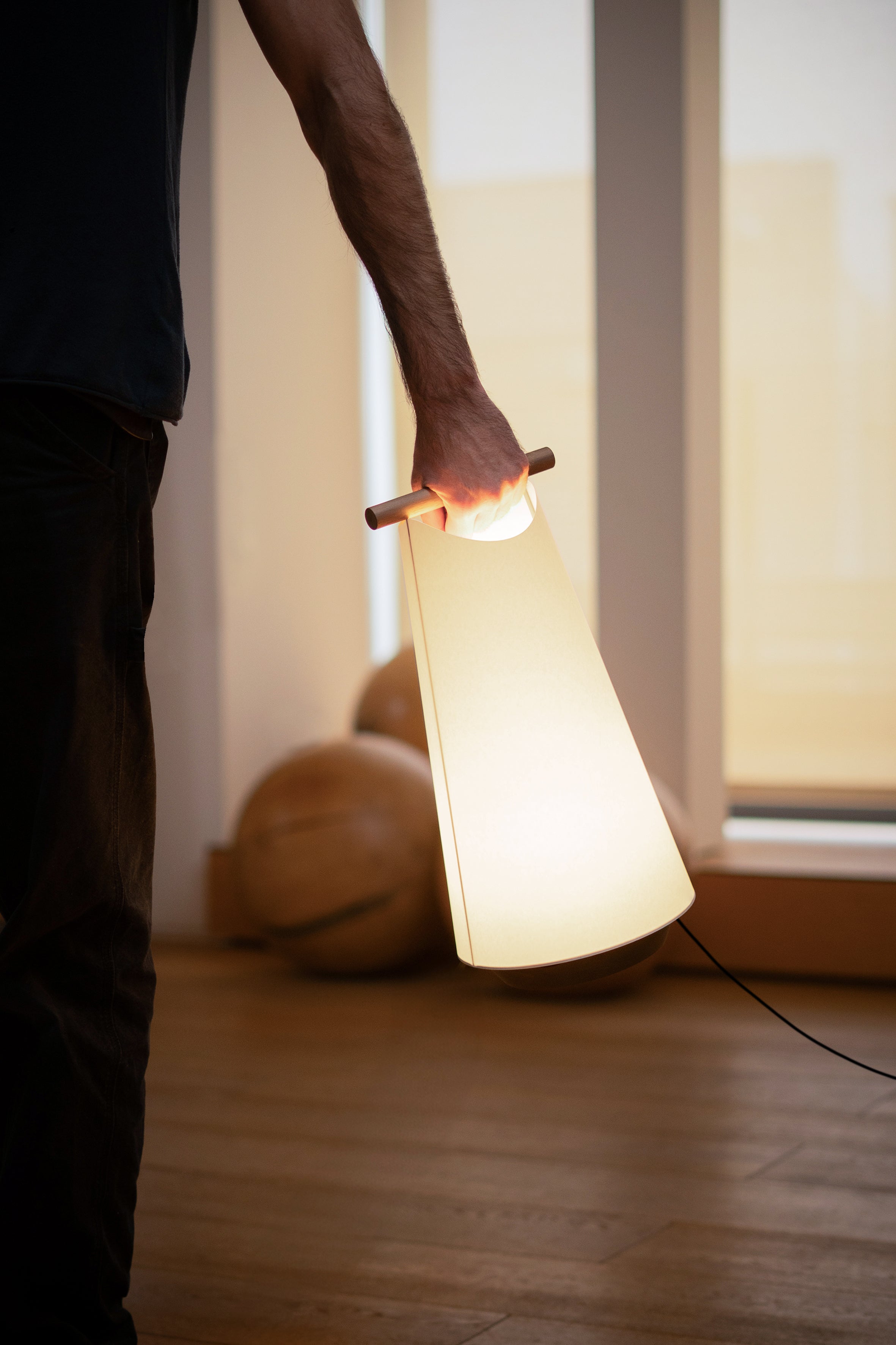 Tafellamp CATAY wit met zwart essenhout