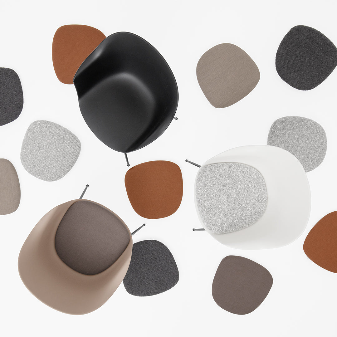 Stuhl BAT beige mit Eichenbasis