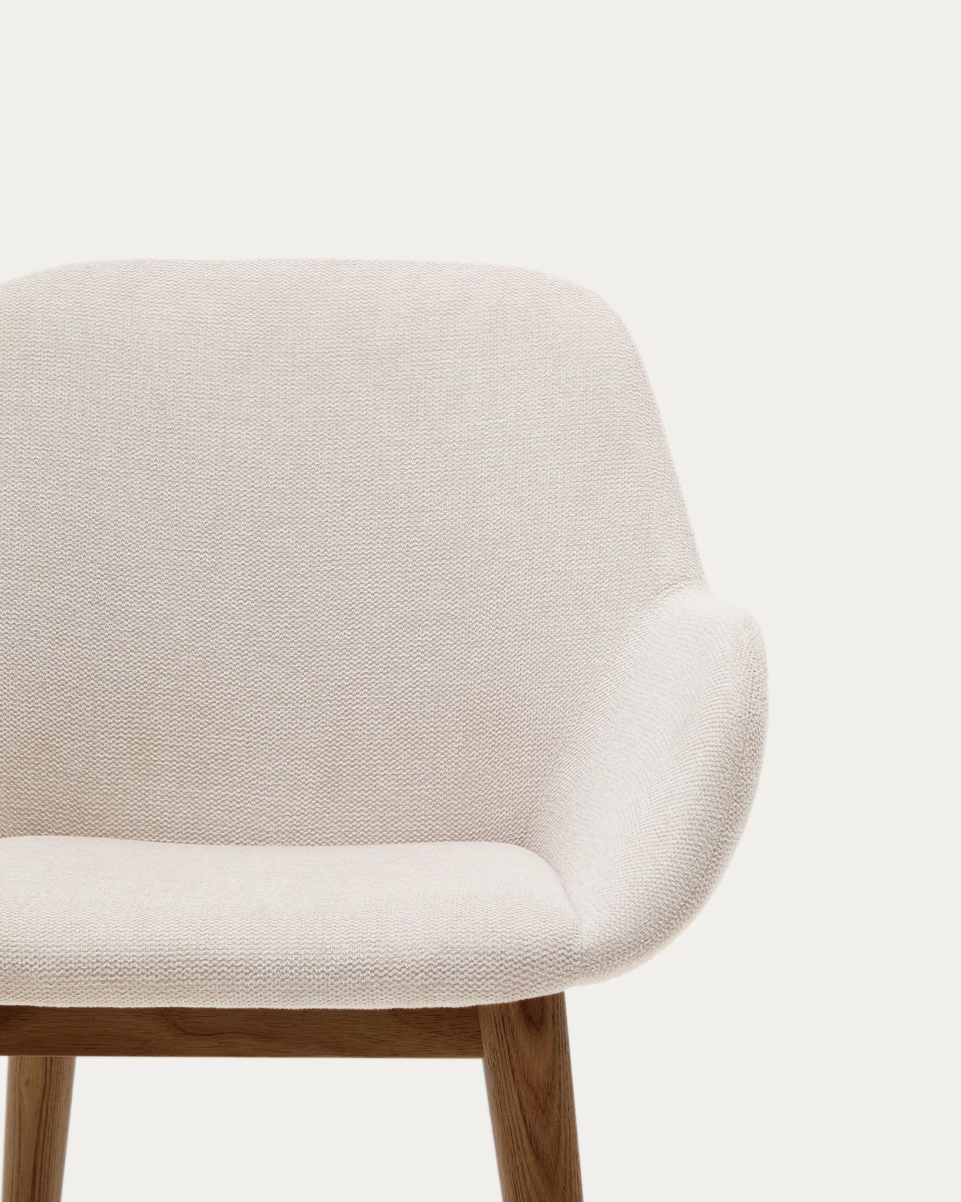 KONNA stoel beige chenille met een donkere essen basis
