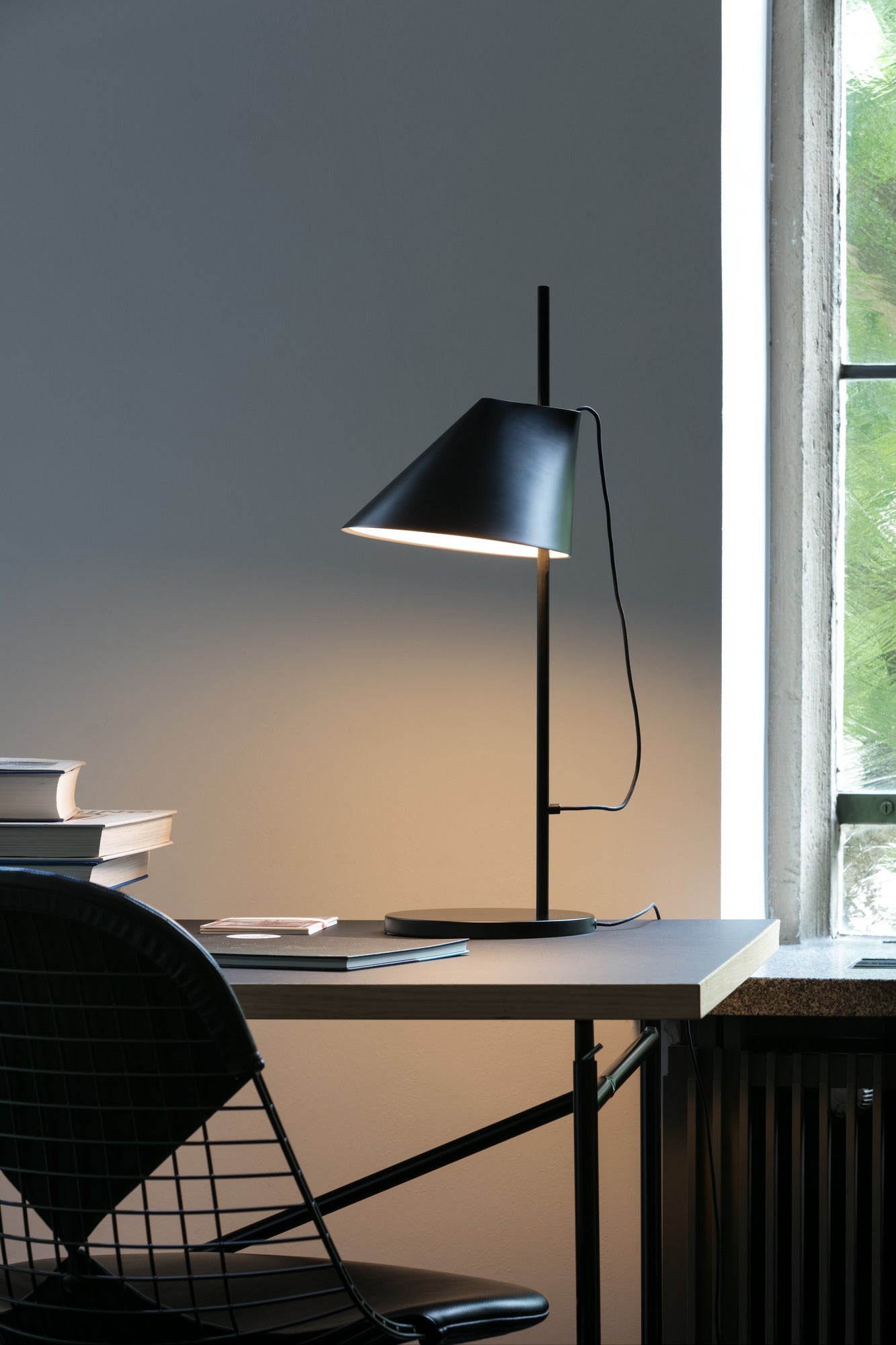 Lampa stołowa YUH czarny – Louis Poulsen