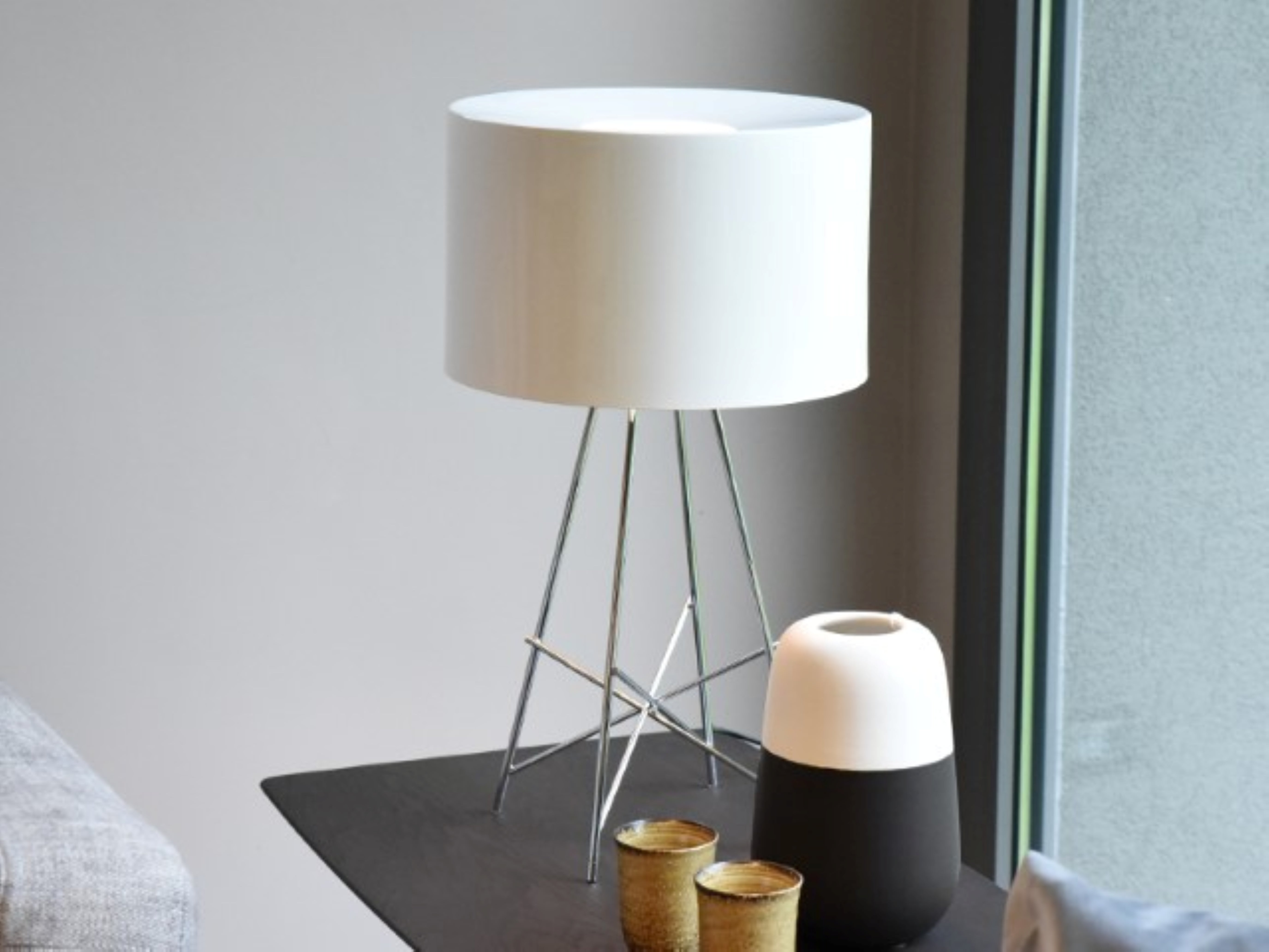 Tischlampe RAY weiß mit Metallbasis