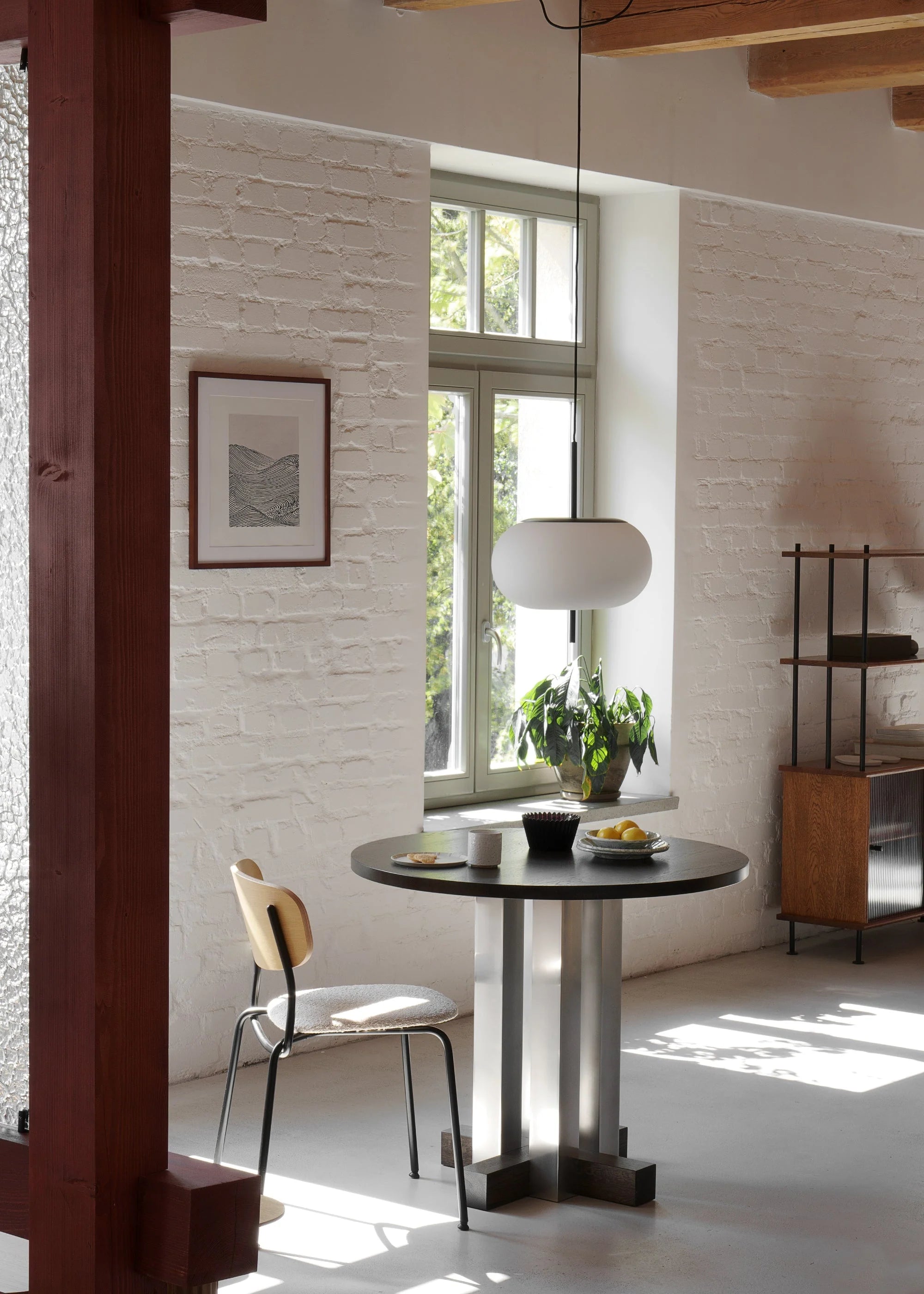 Runder Tisch CRUZ aus Aluminium mit dunklem Eichenholz