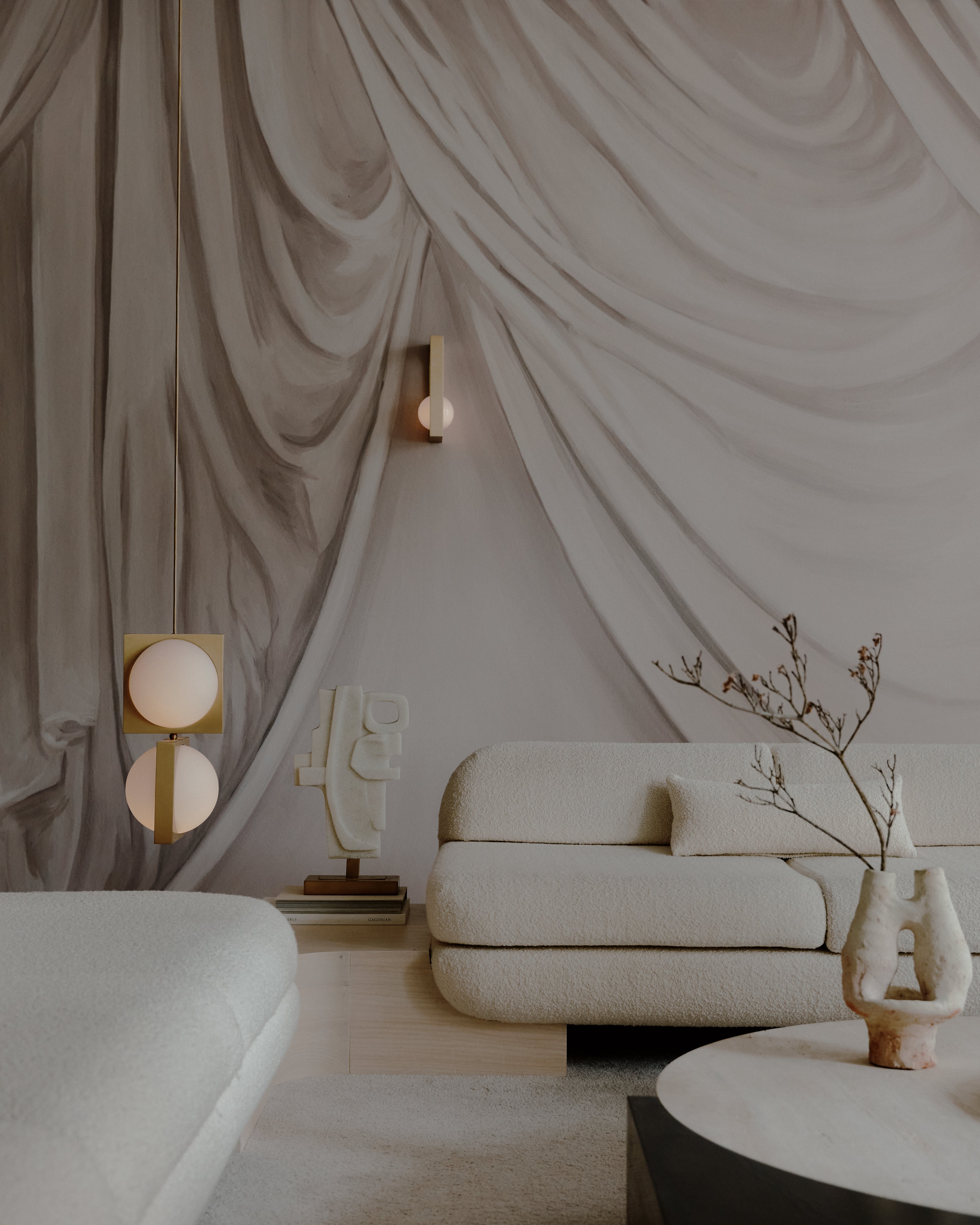 Wandlamp SOLSTICE met opaal glazen kap en zwart messing