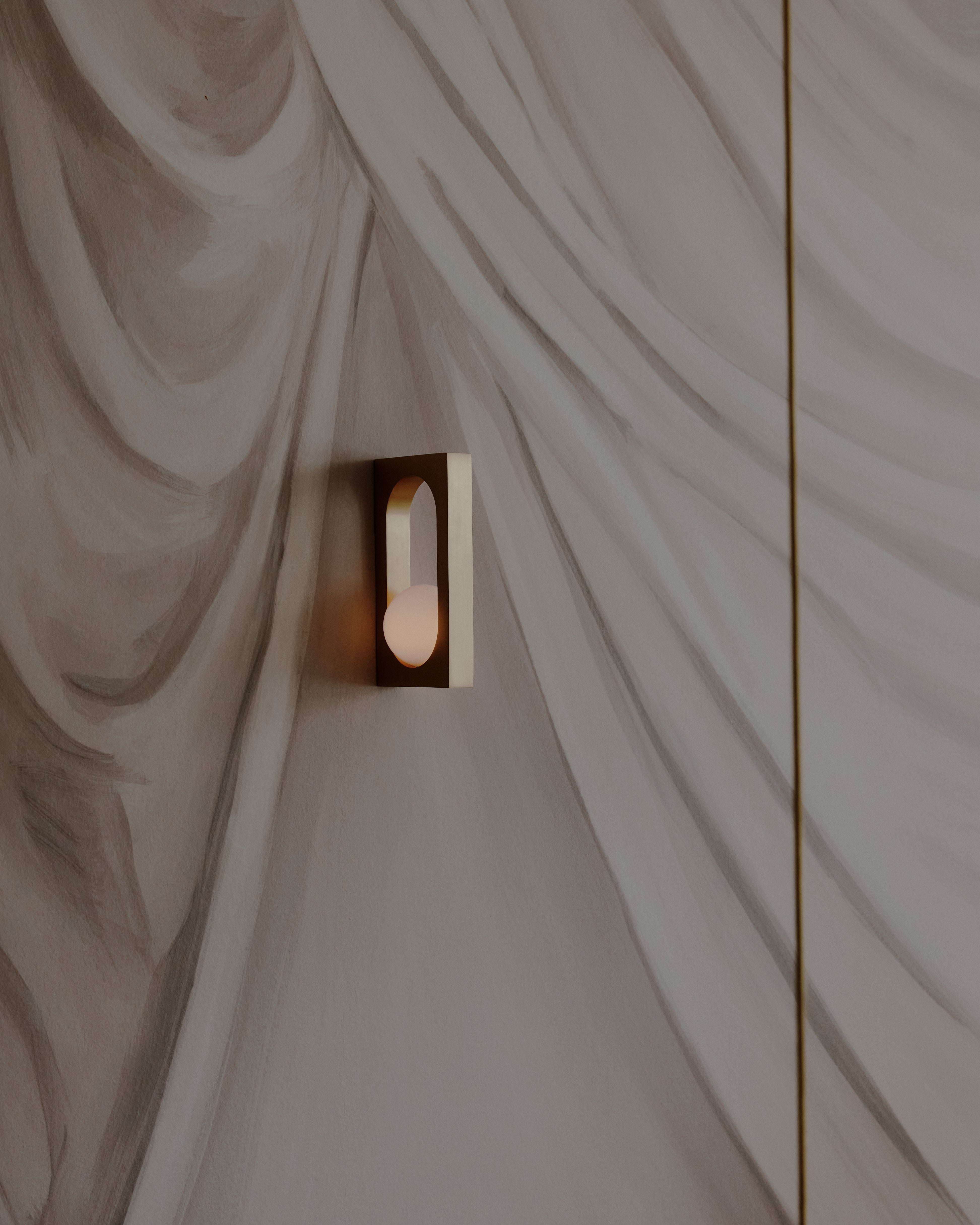 Wandlamp MYTHOS met opaal glazen kap en messing.