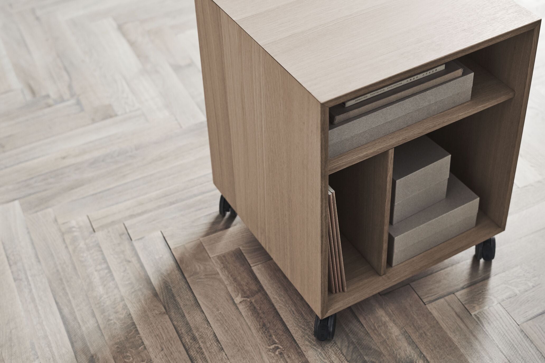 CASE kast op wielen eikenfineer