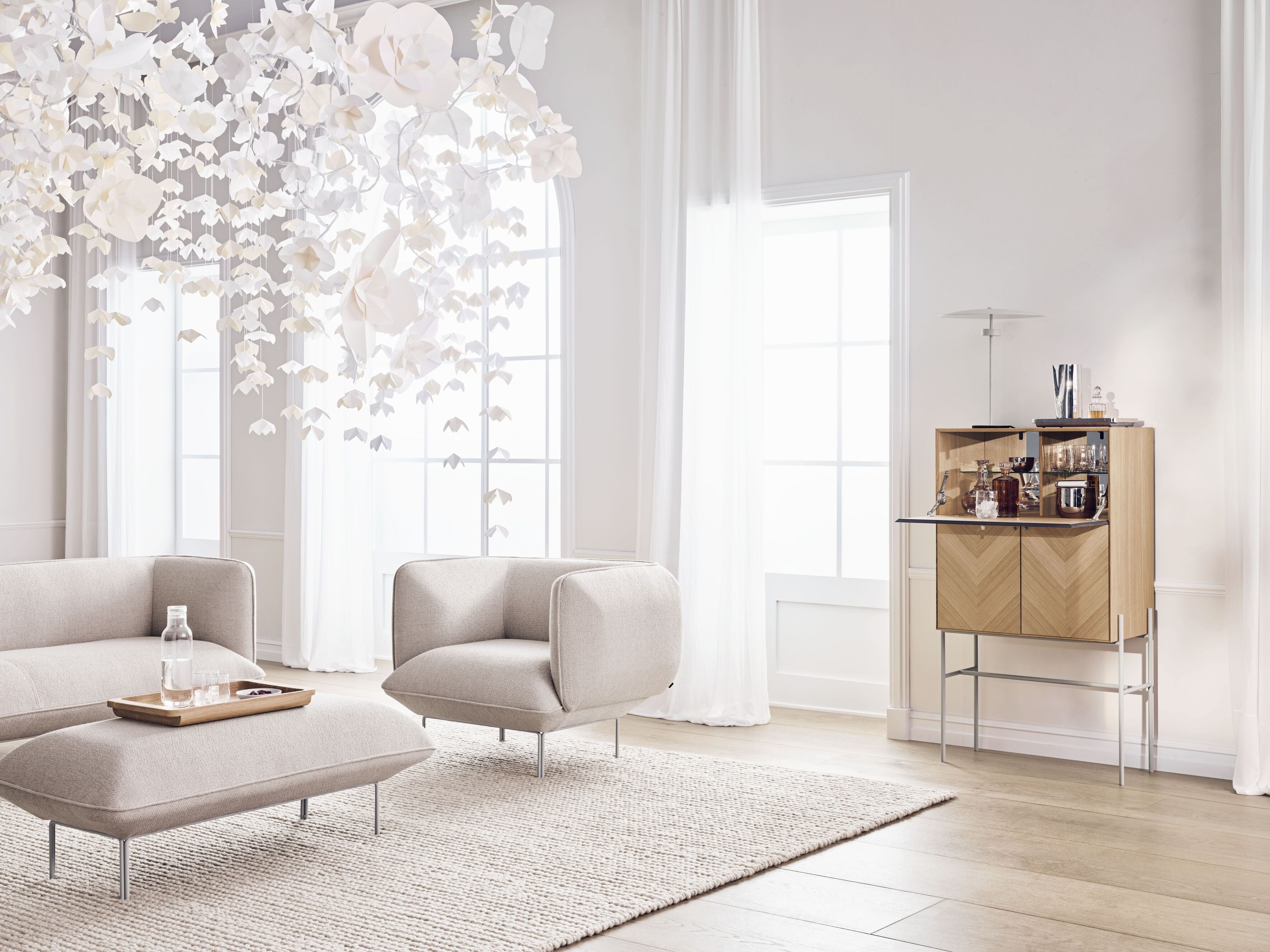 LUXE barkast zwart eikenhout met zwarte basis