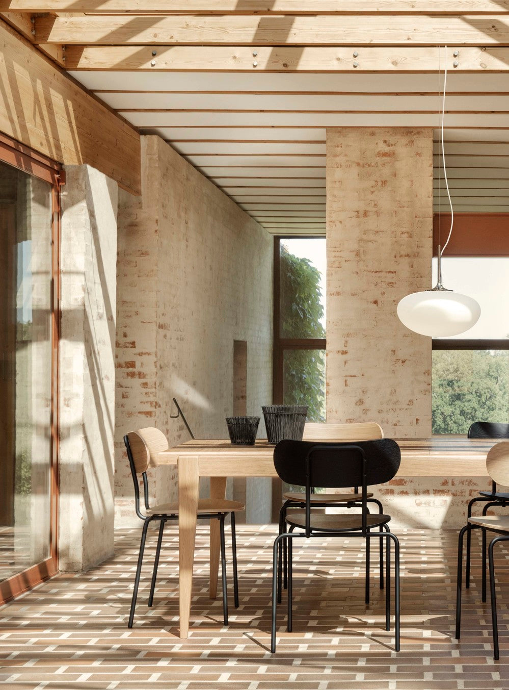 Uittrekbare tafel S-TABLE van notenhout