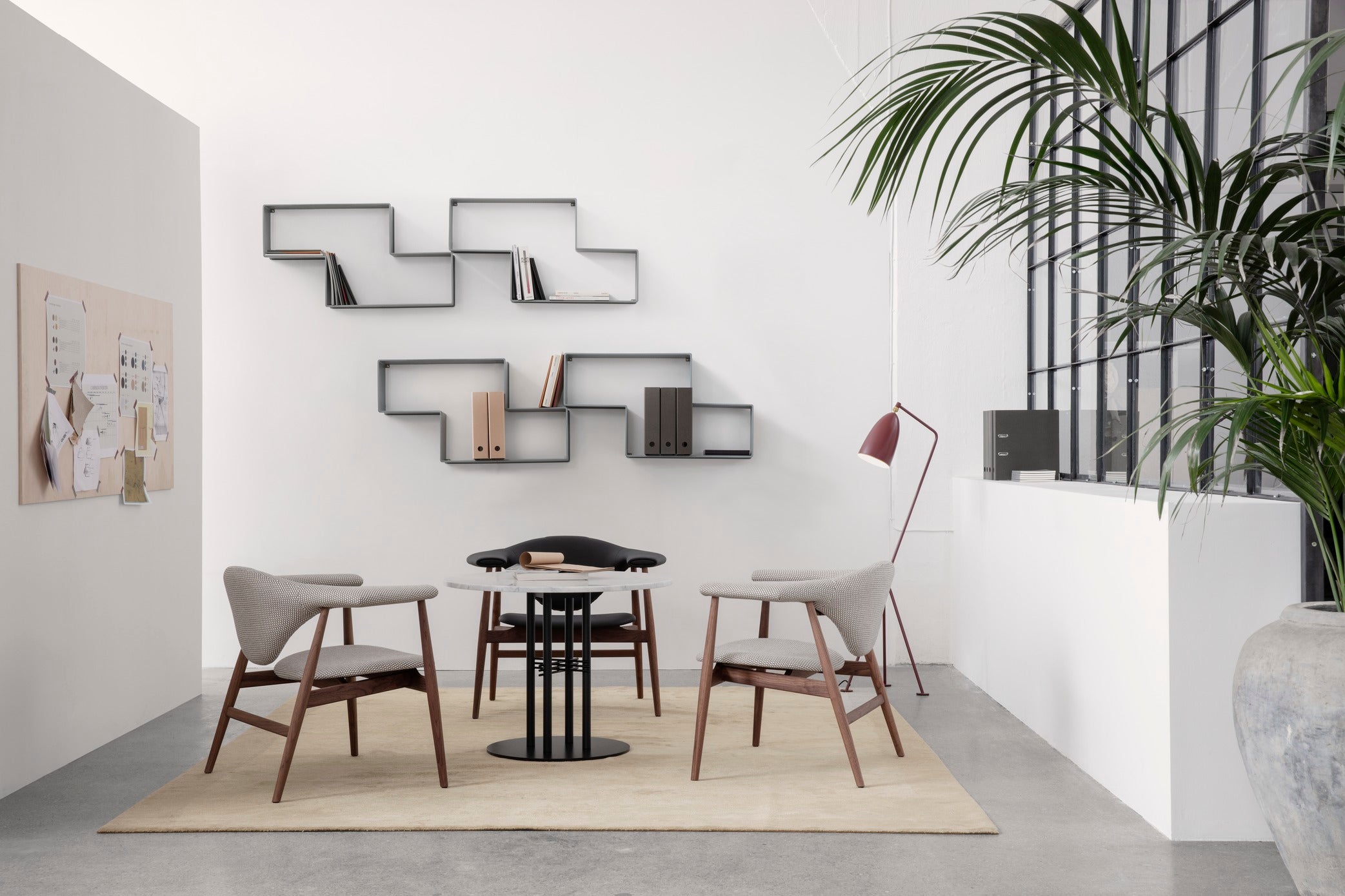 Fauteuil MASCULO gestoffeerd met een notenhouten basis