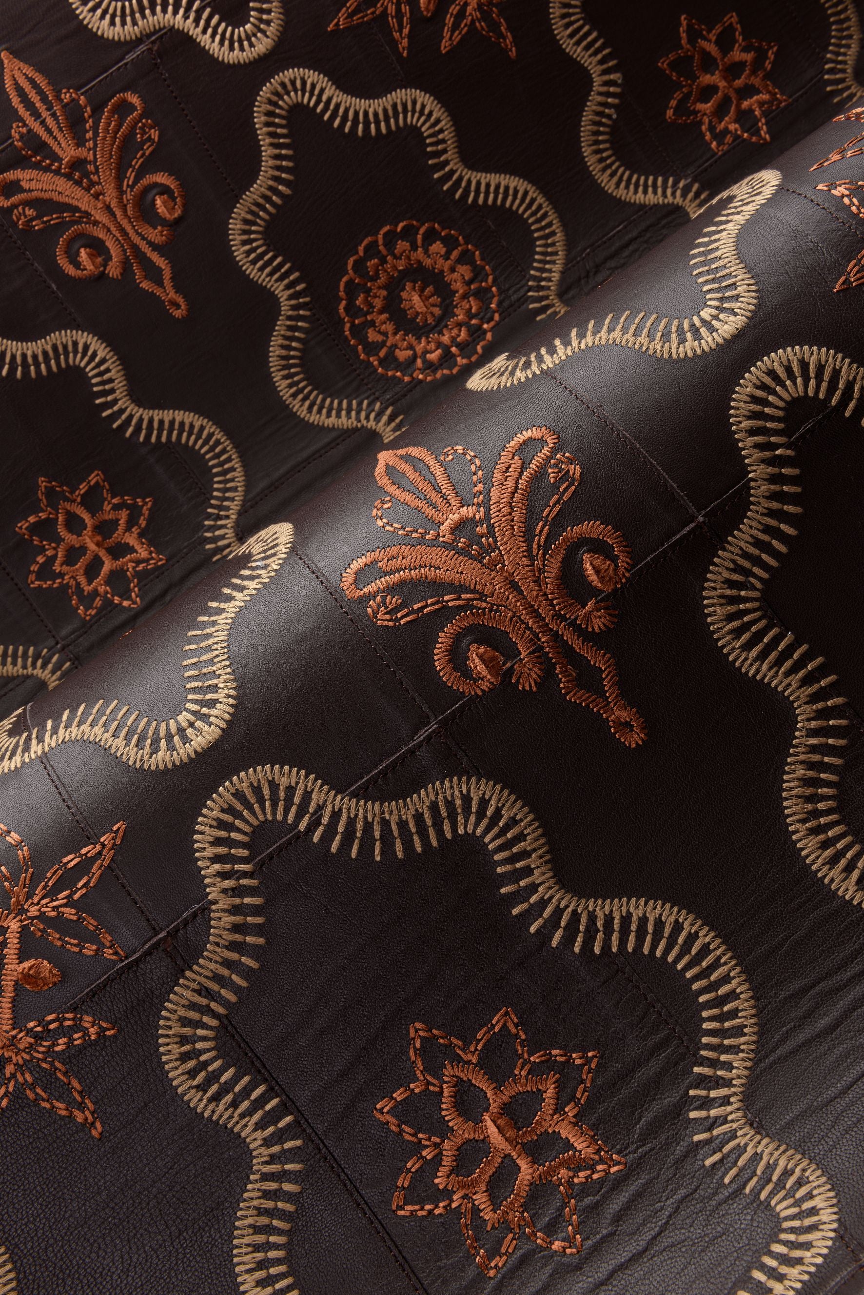 natuurlijke leren behang met geometrisch motief DUCTIA beige
