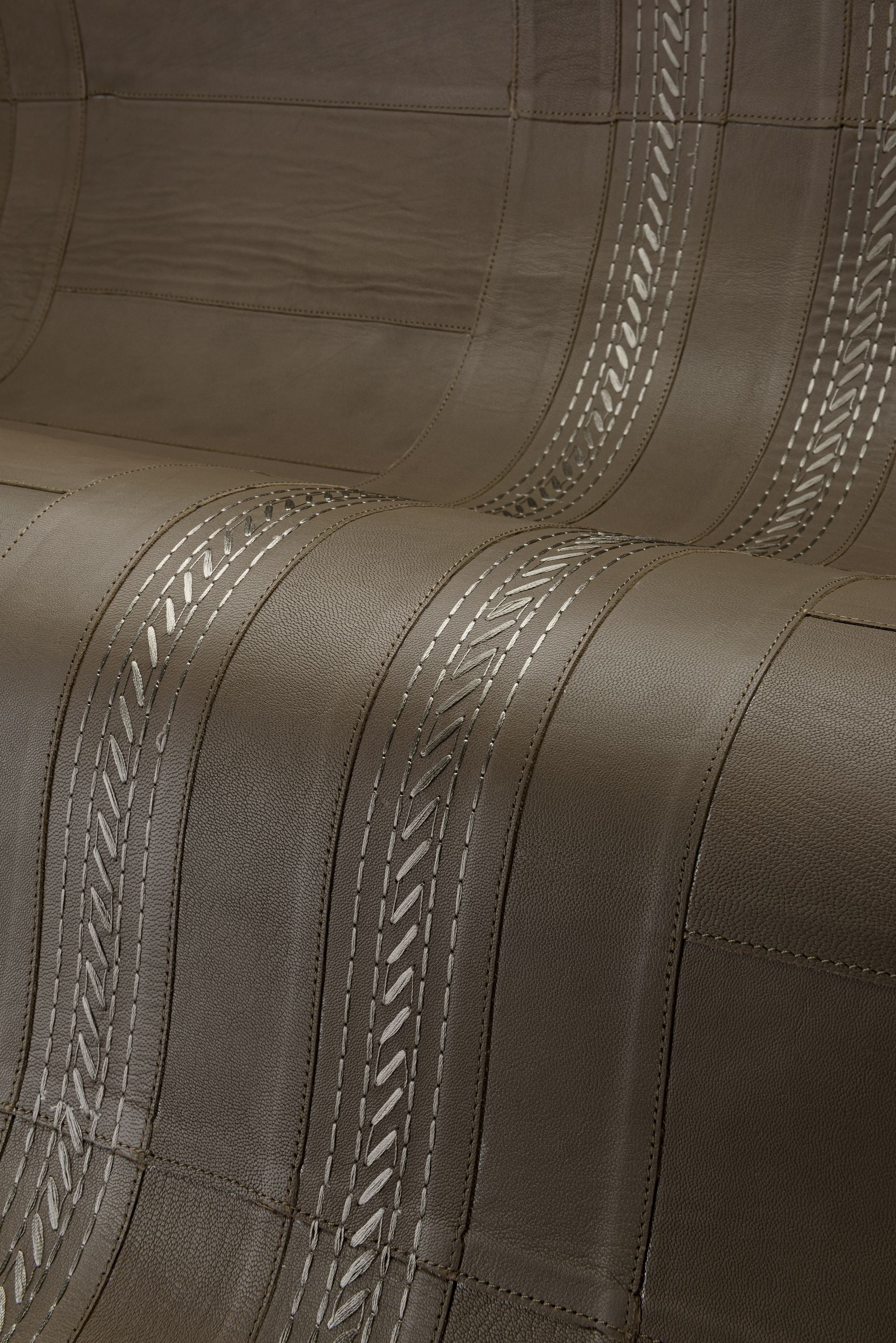 Natuurlijke leren wandbekleding met geometrisch motief GAMBISON bruin