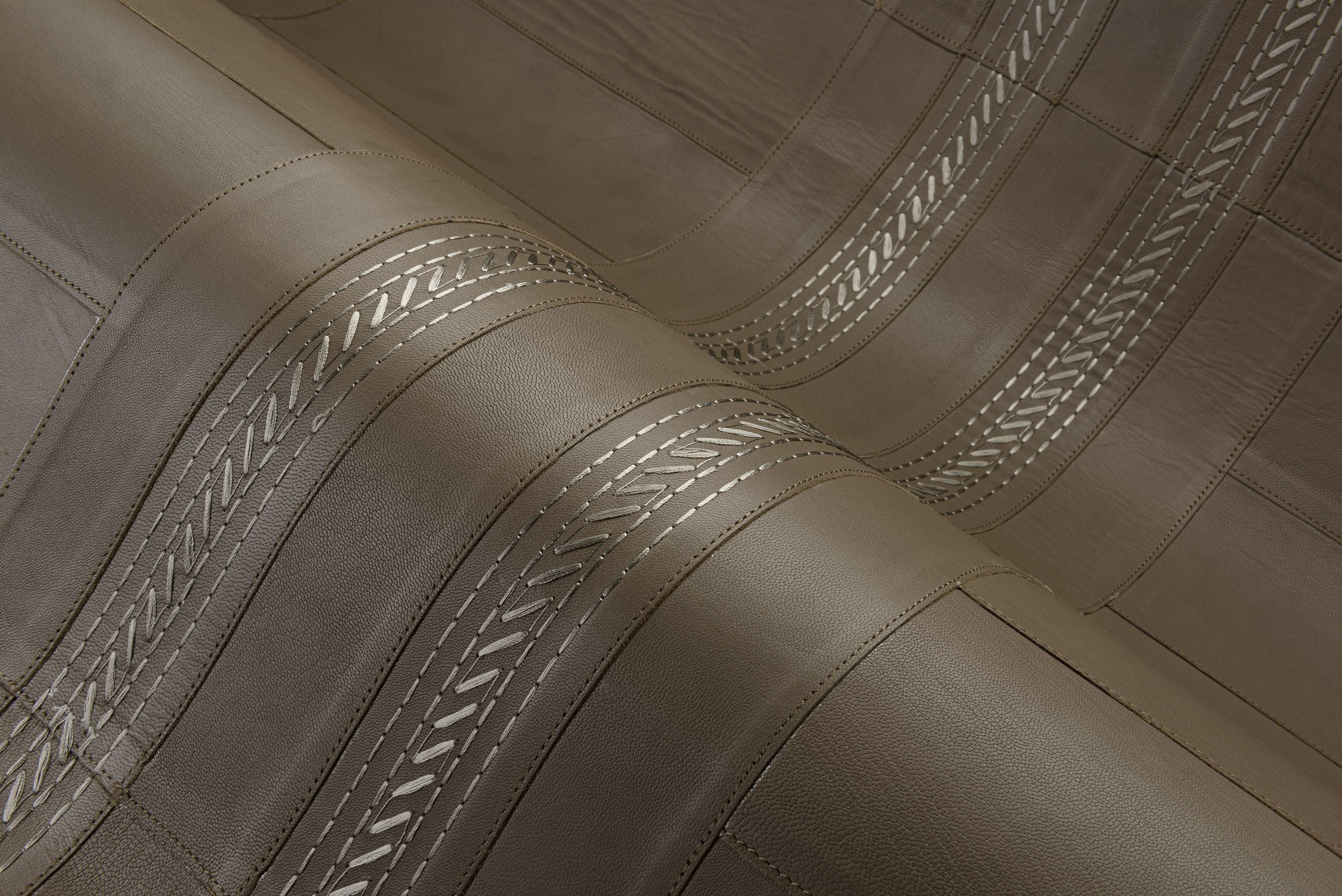 Natuurlijke leren wandbekleding met geometrisch motief GAMBISON bruin