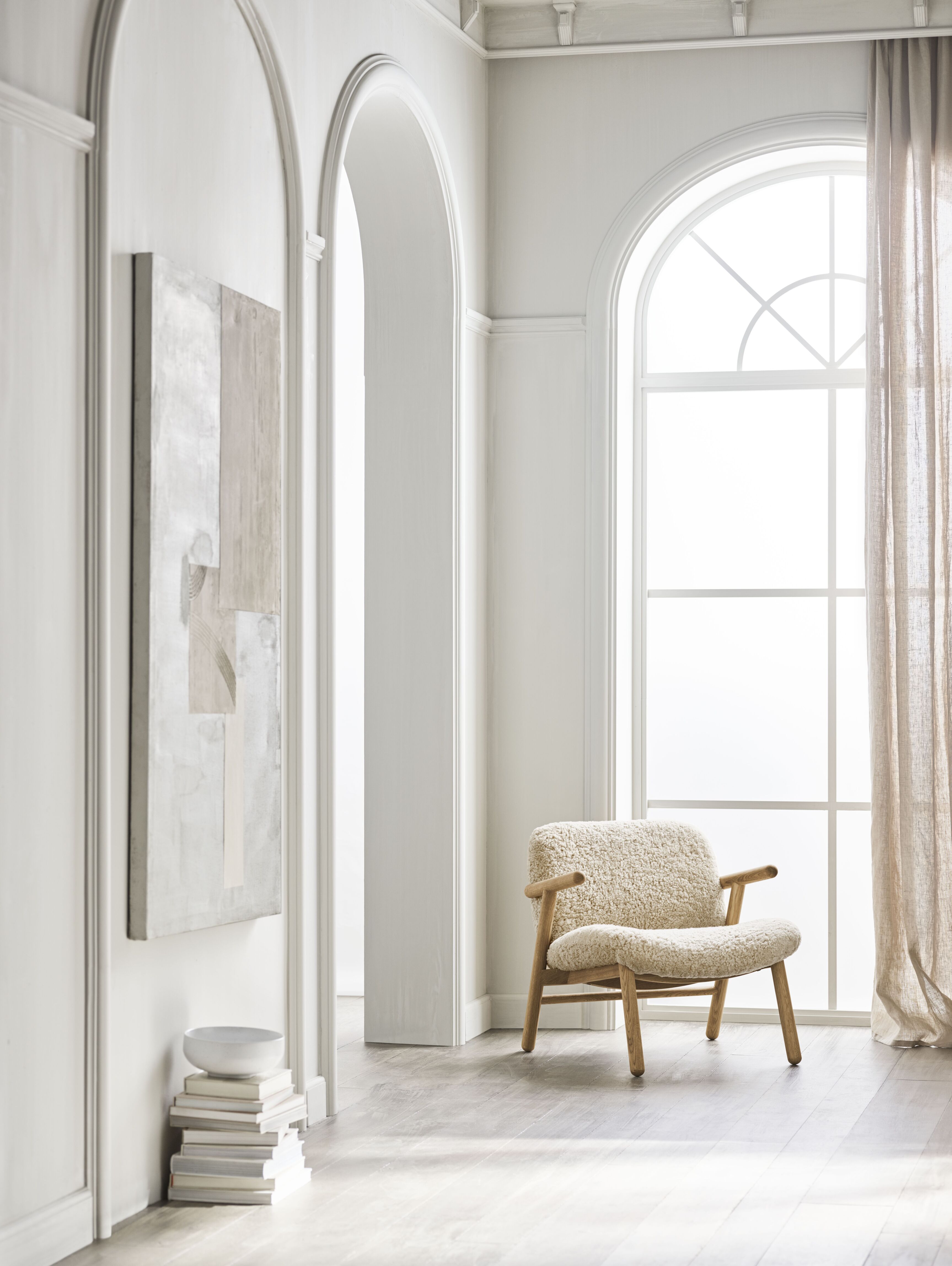 Fauteuil COSH met een eikenhouten basis