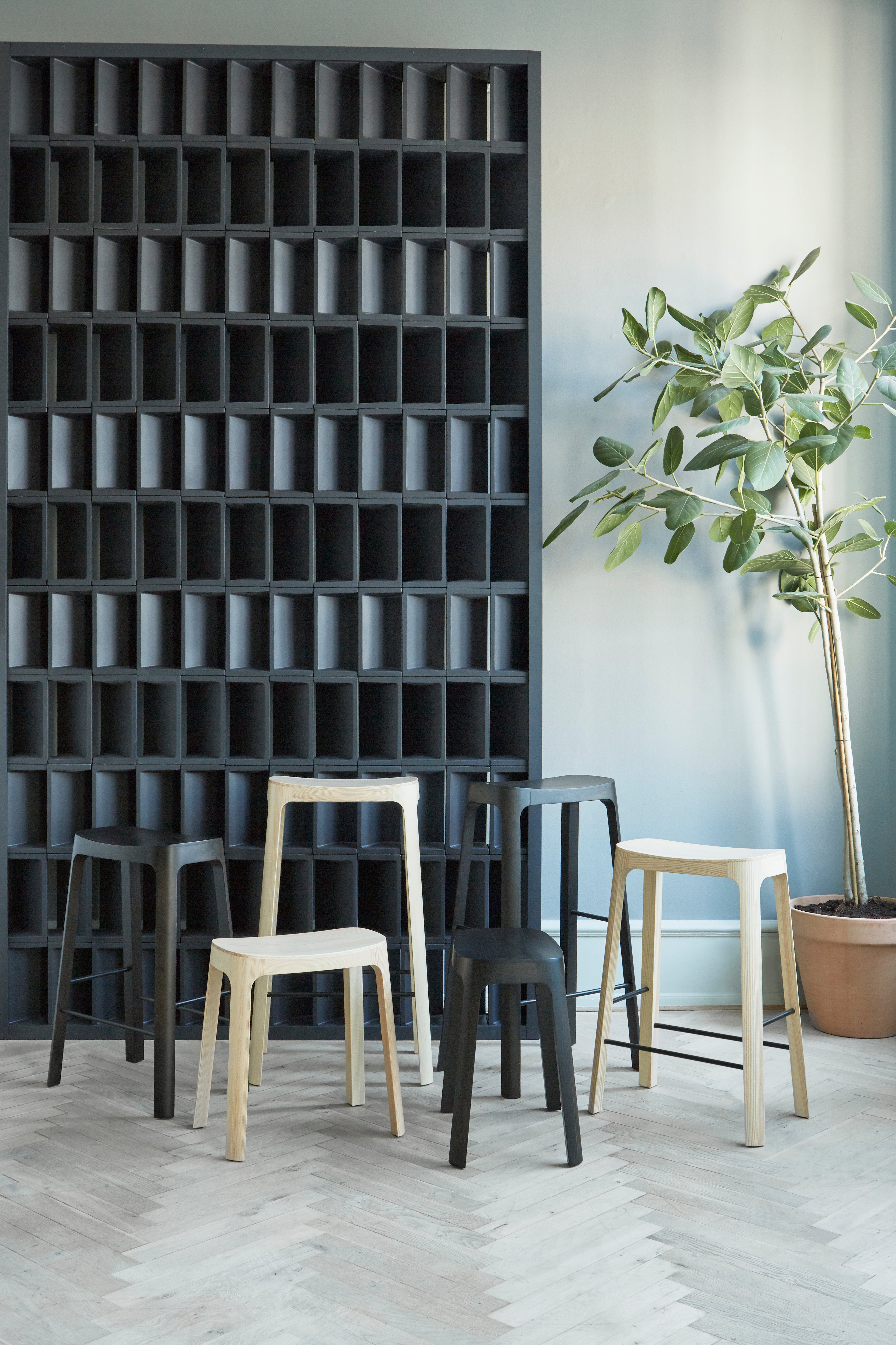 Hocker CROFTON van dennenhout