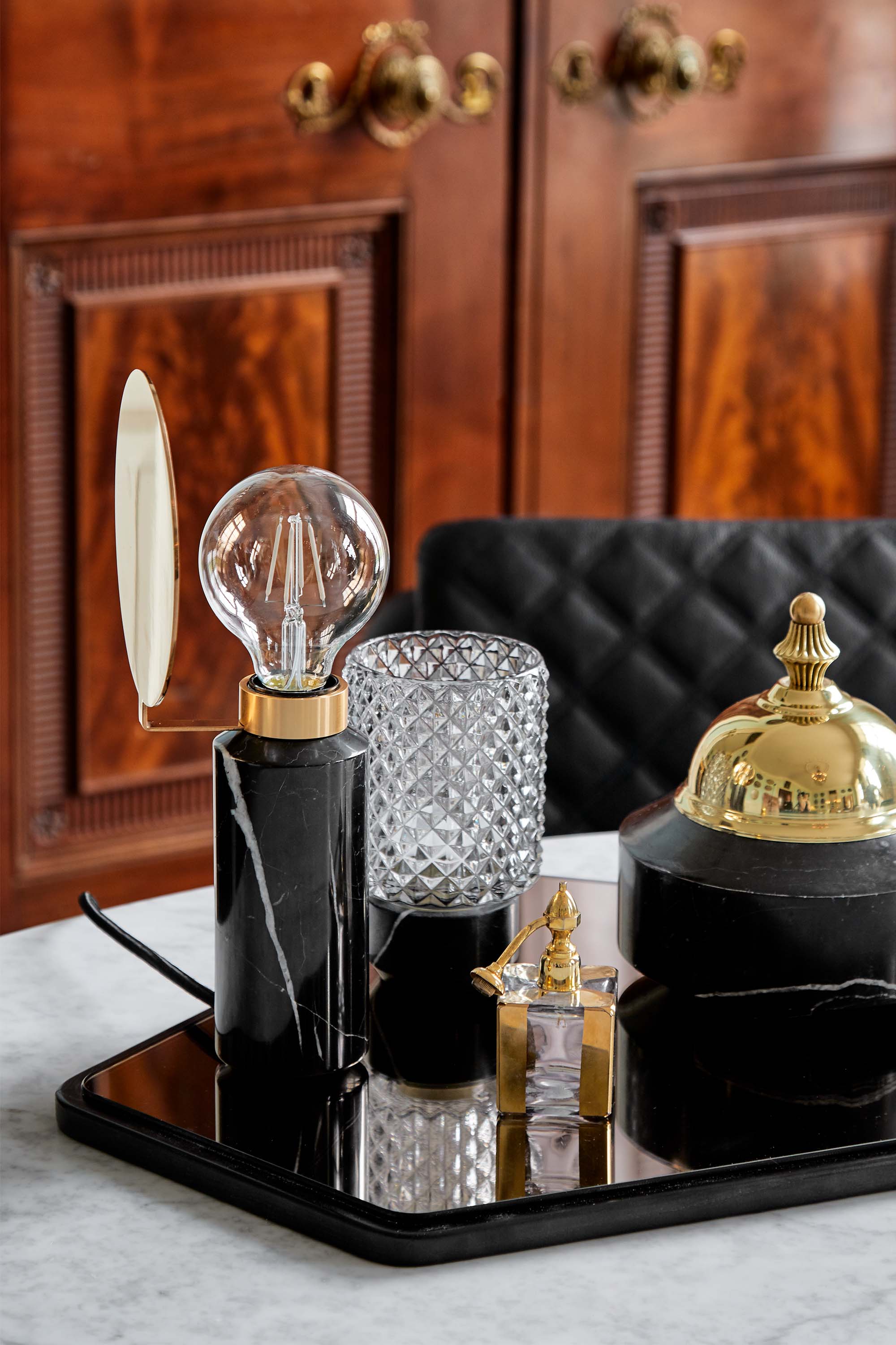 Tischlampe BLINDSPOT brauner Marmor mit messingfarbener Oberfläche