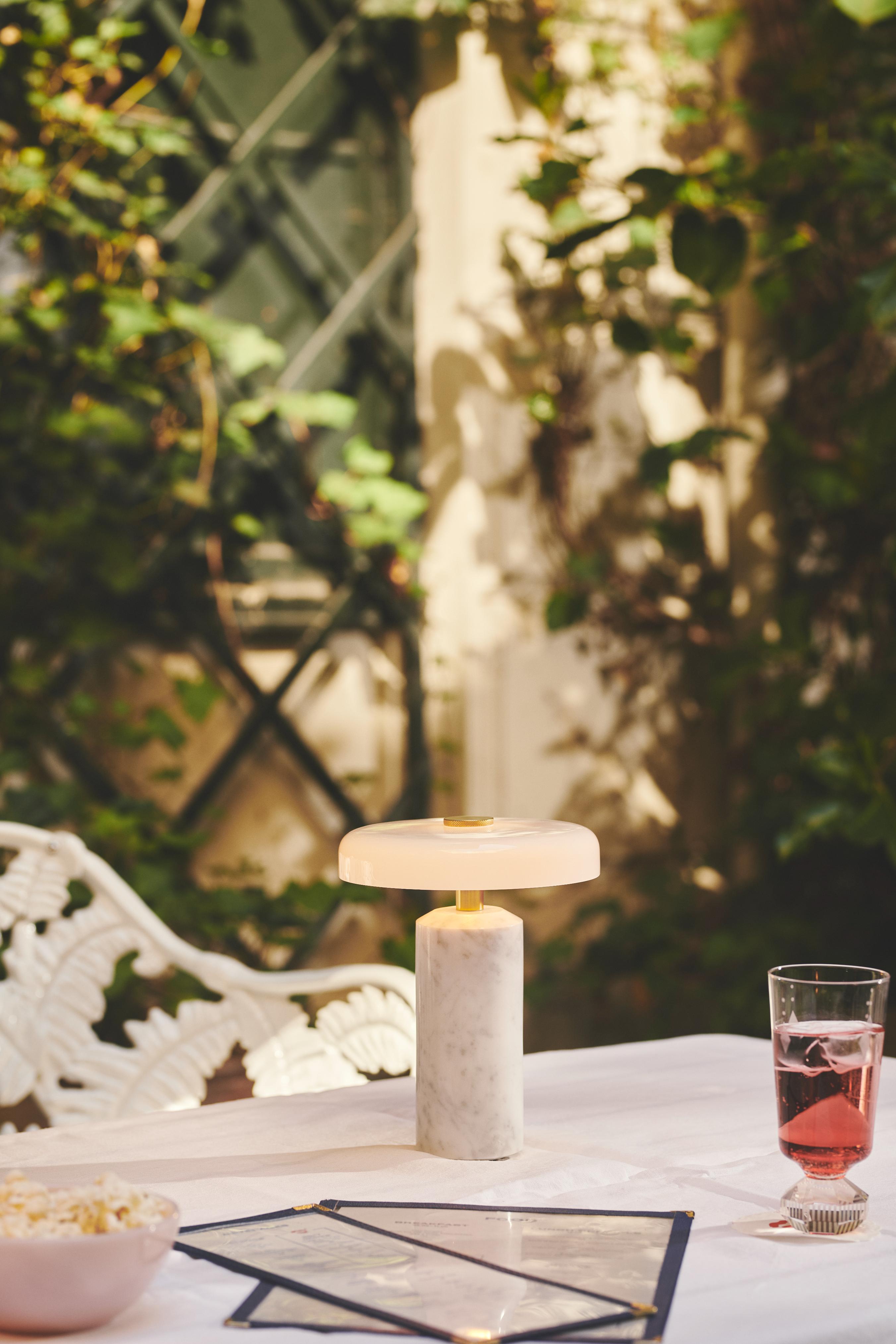 Draagbare lamp TRIP wit marmer met melkachtig wit glas