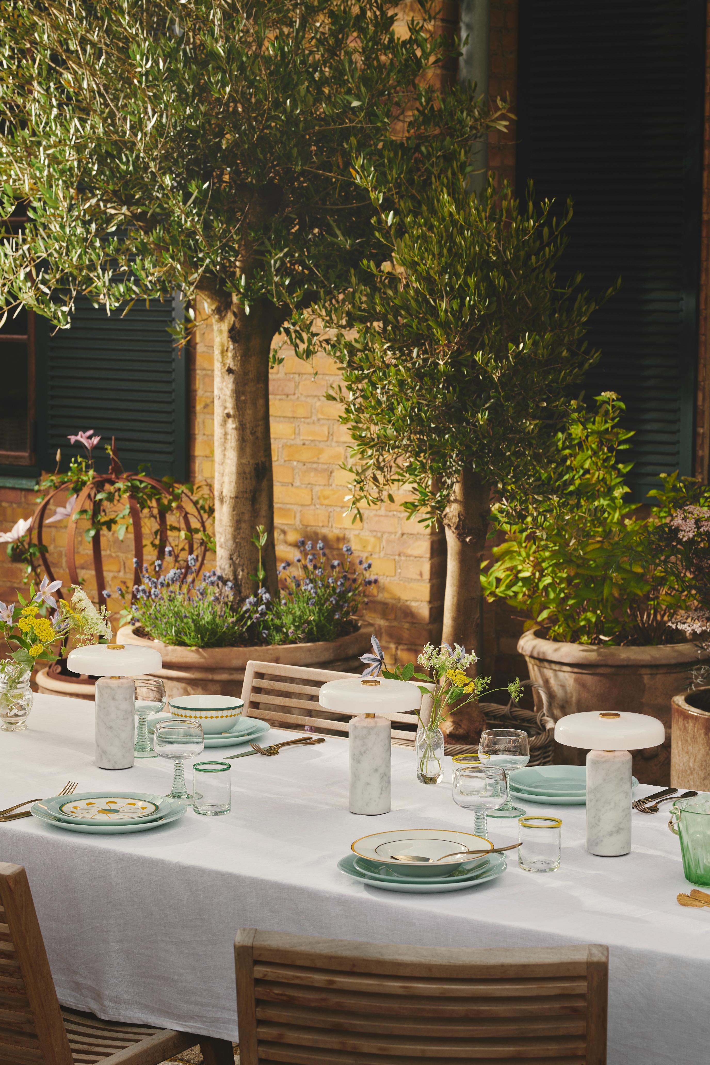 Draagbare lamp TRIP wit marmer met melkachtig wit glas