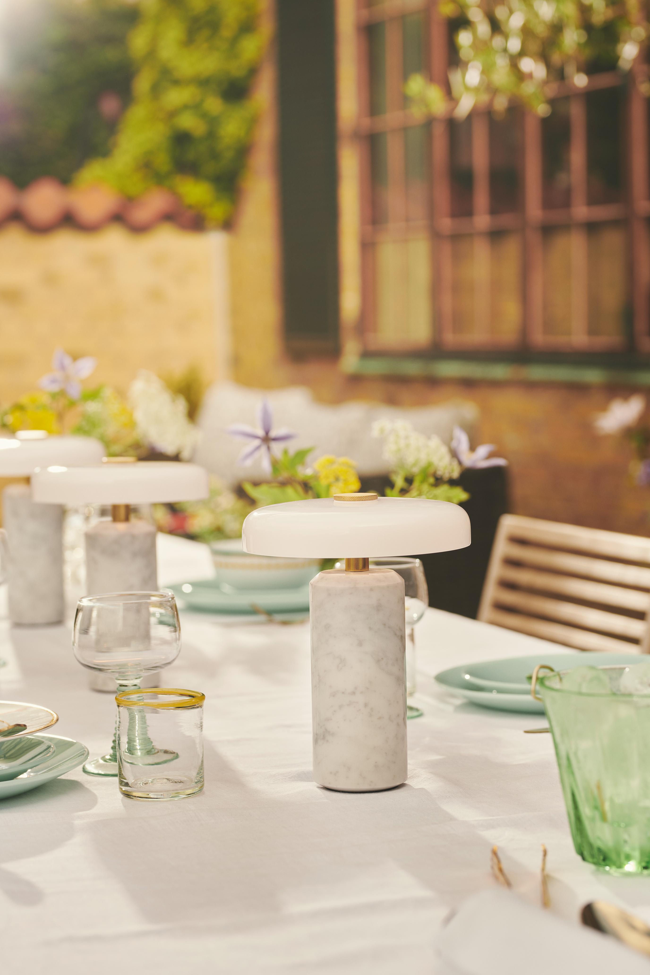 Draagbare lamp TRIP wit marmer met melkachtig wit glas