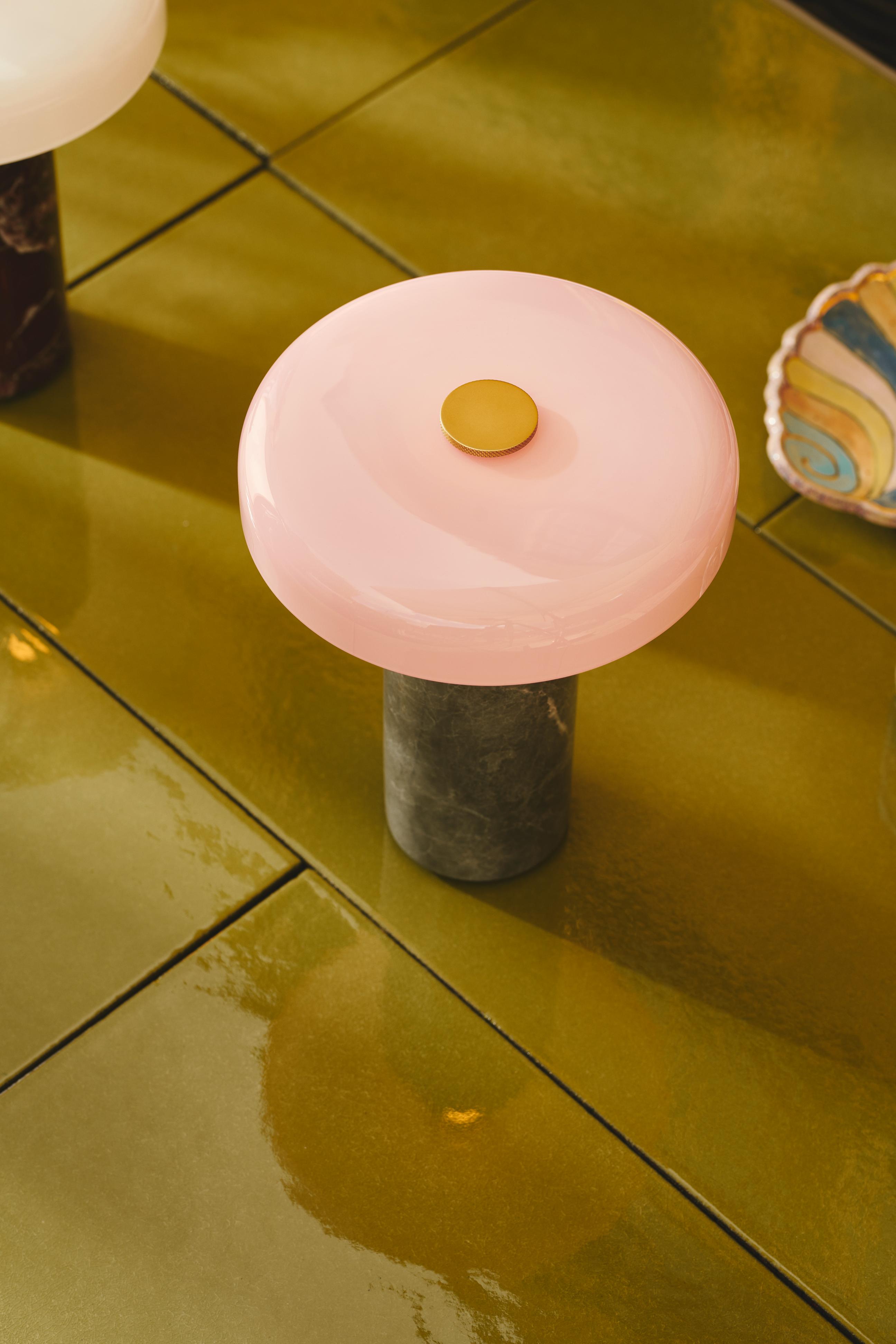 Draagbare lamp TRIP zilver marmer met roze glas