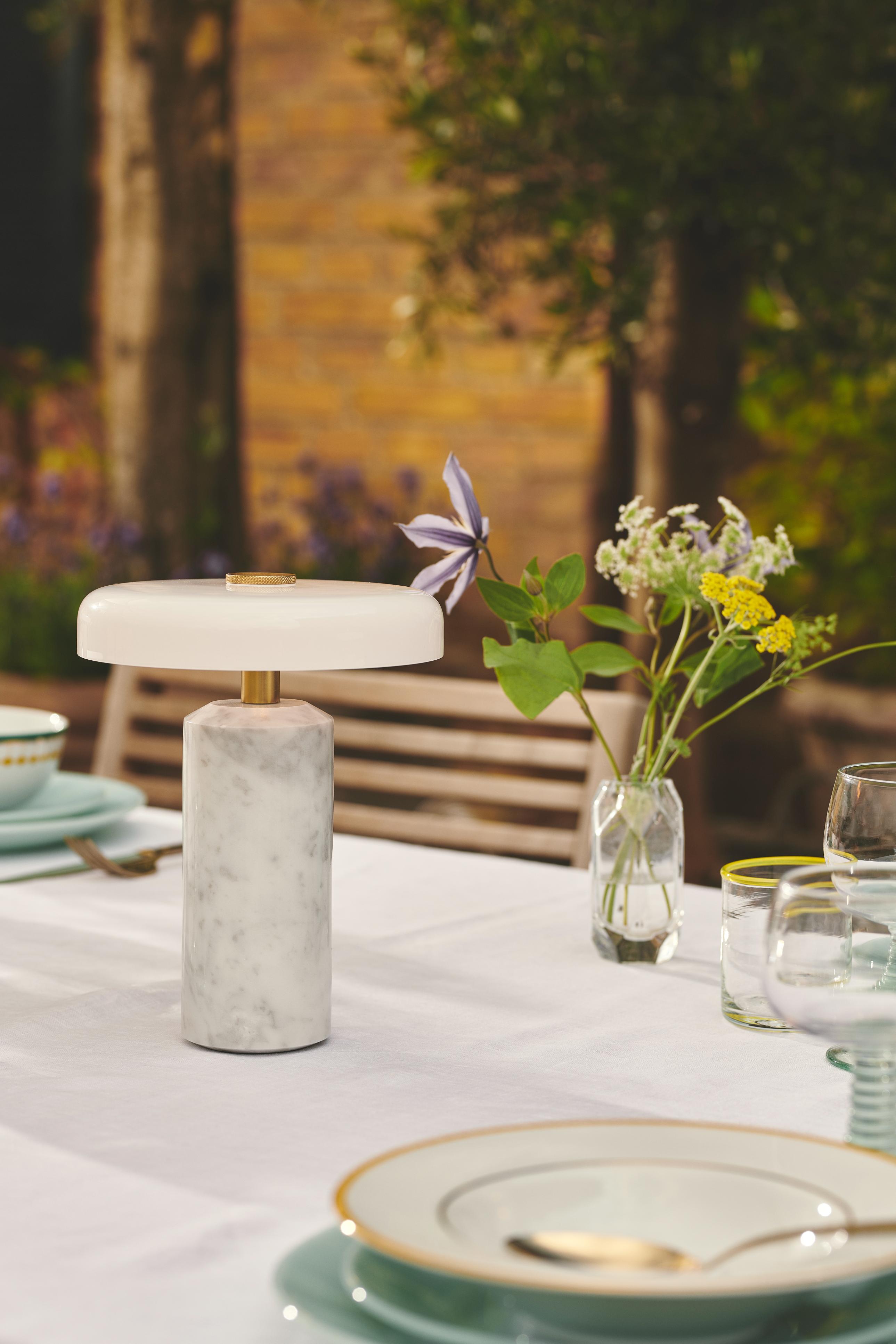 Draagbare lamp TRIP wit marmer met melkachtig wit glas