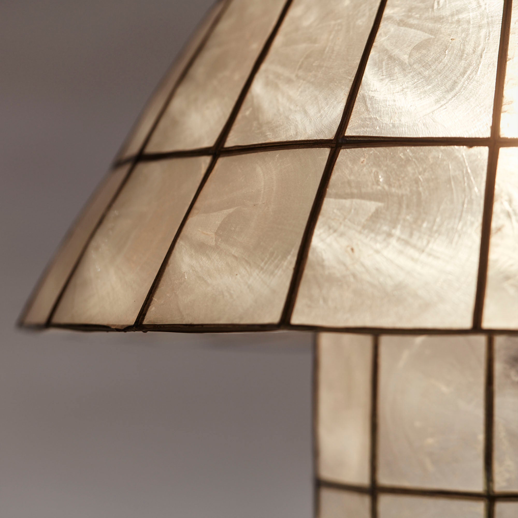 CORNELIA Capiz shell table lamp