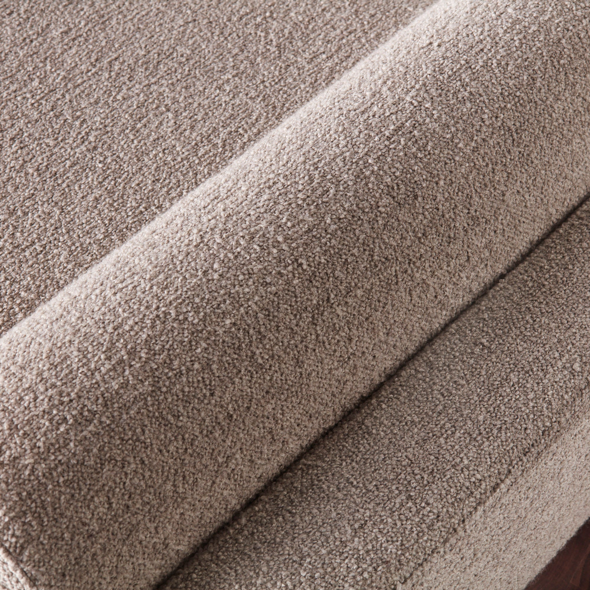 Ligbed V in zandkleurige boucle