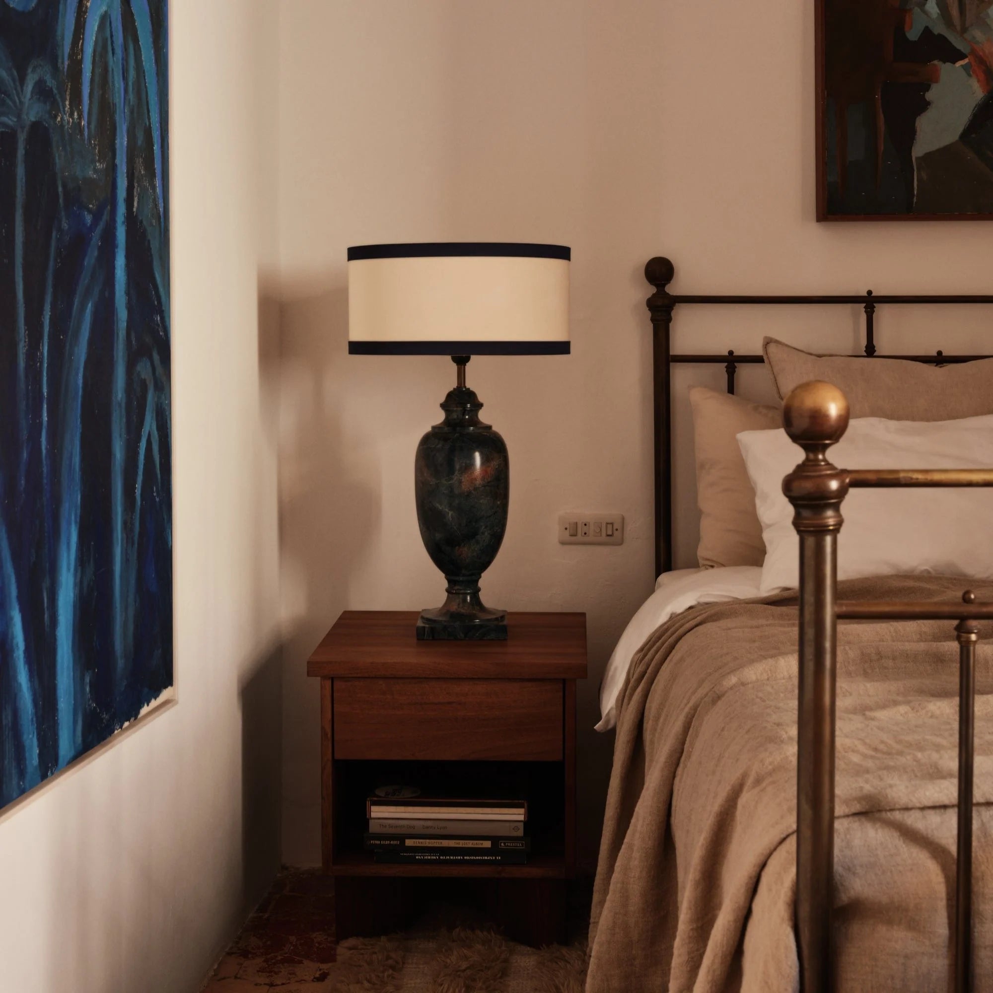 Nachttisch aus Nussbaumholz