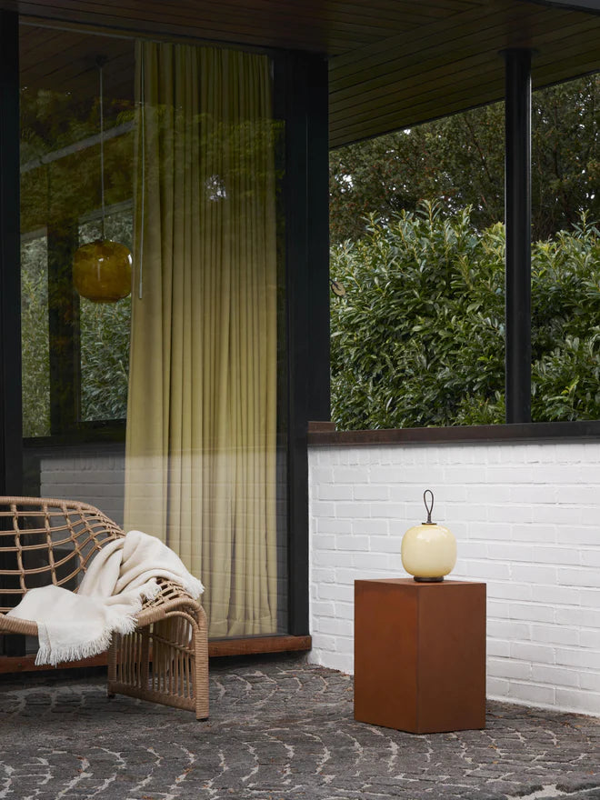 Draagbare lamp VL 45 lichtgeel met zwarte voet