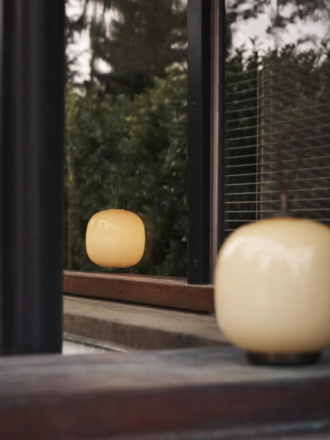 Draagbare lamp VL 45 lichtgeel met zwarte voet