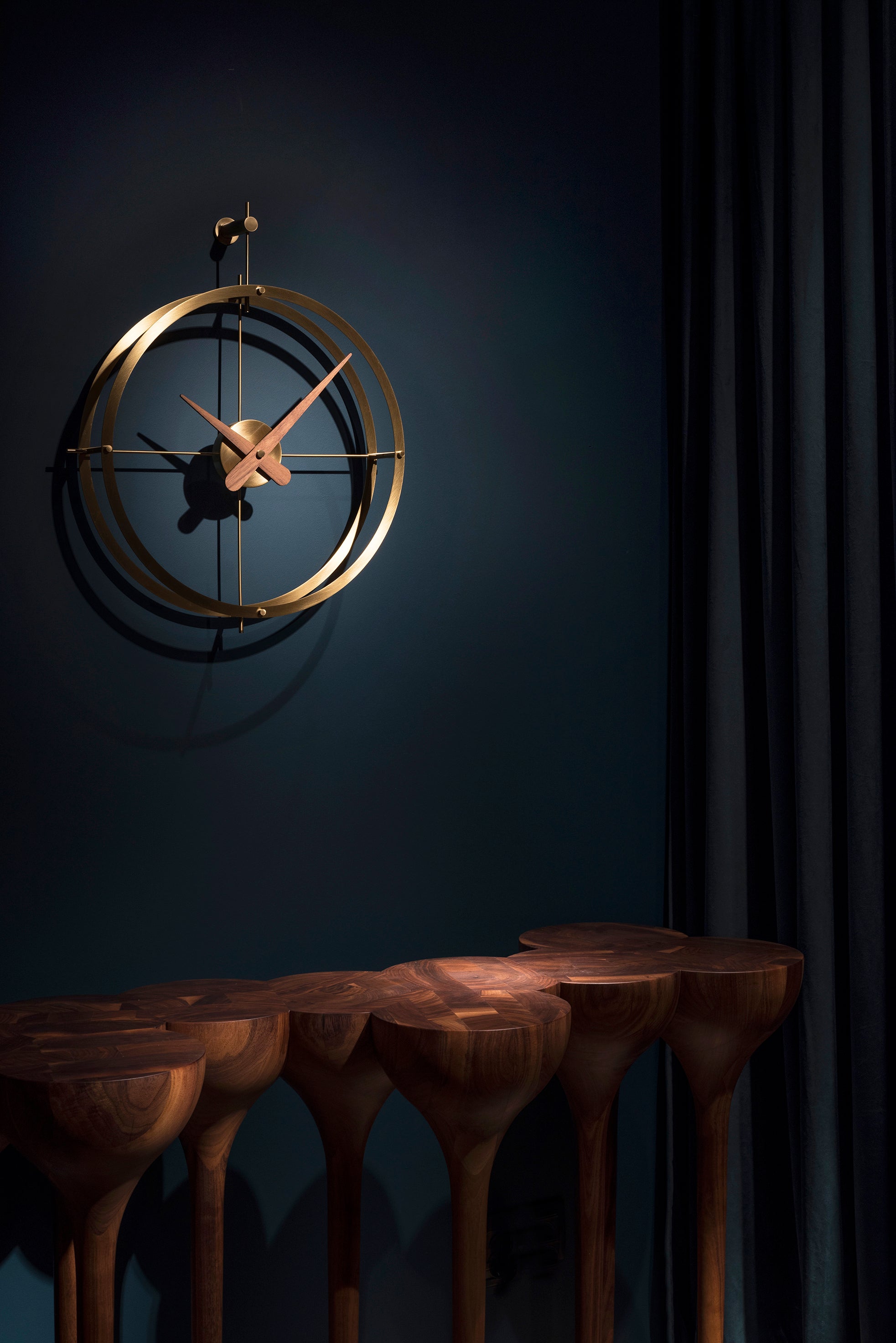 Wandklok DOS PUNTOS PREMIUM notenhout met messing afwerking