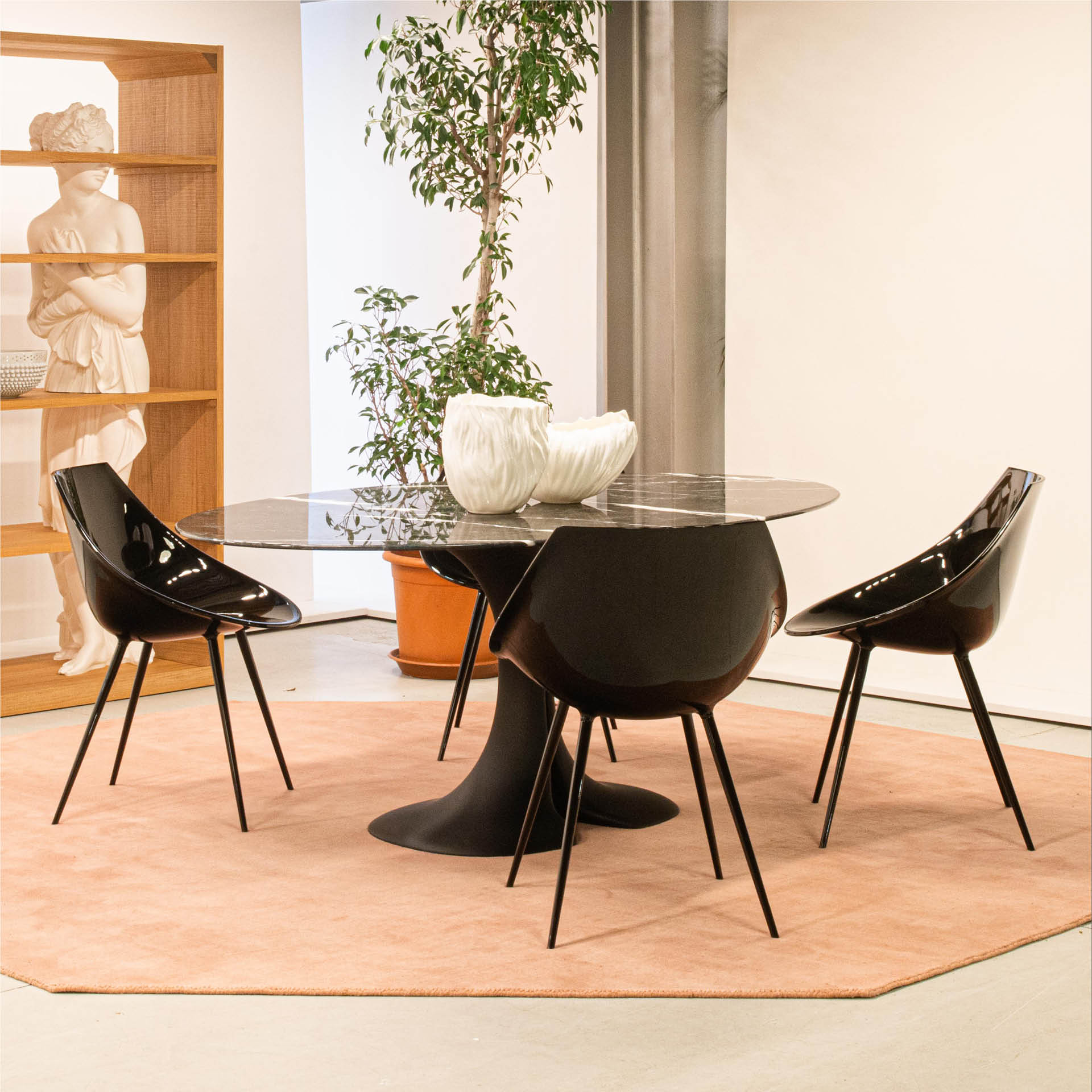 Stuhllagò Beige Leder mit einer Aluminiumbasis