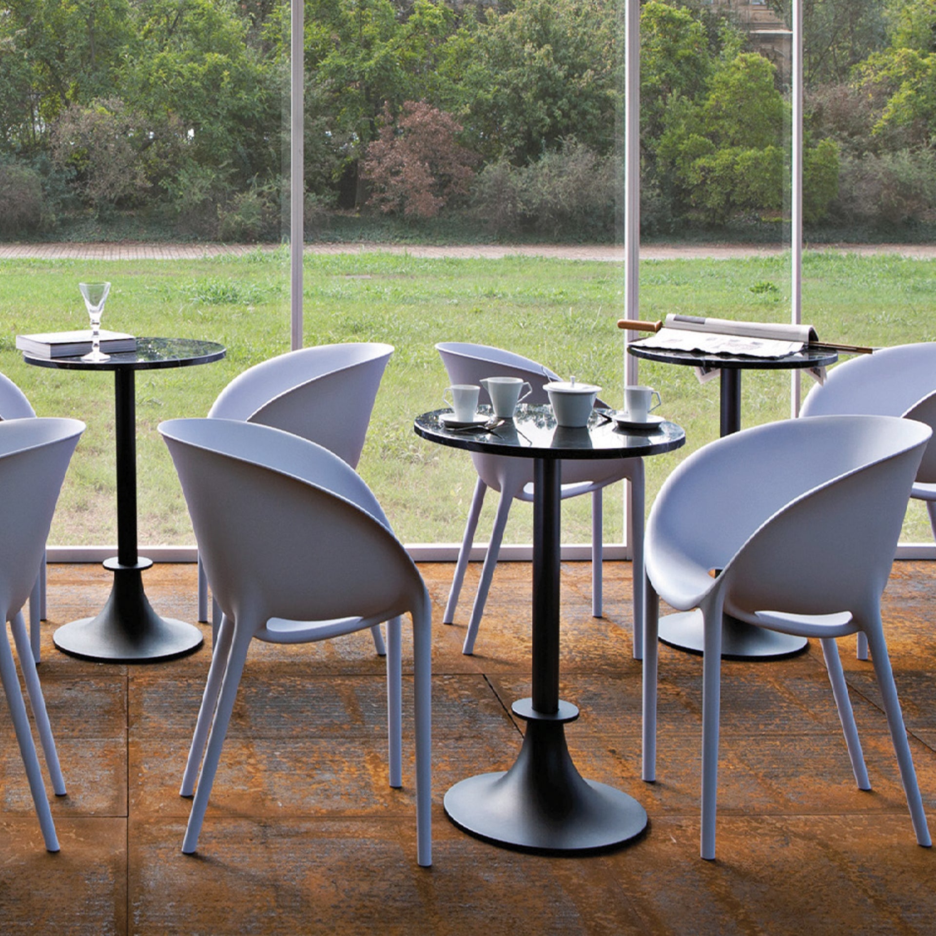 Lord yi cream cafe table