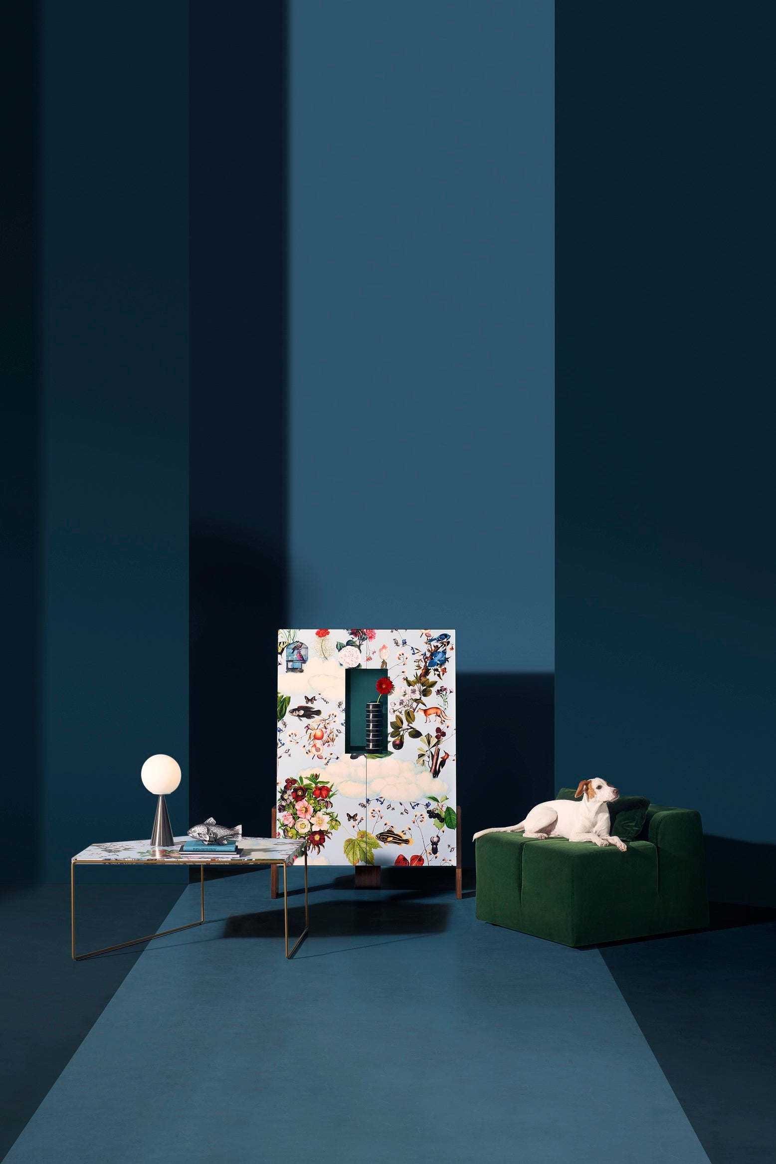 Blauwe ZIQQURAT kast met notenhouten basis