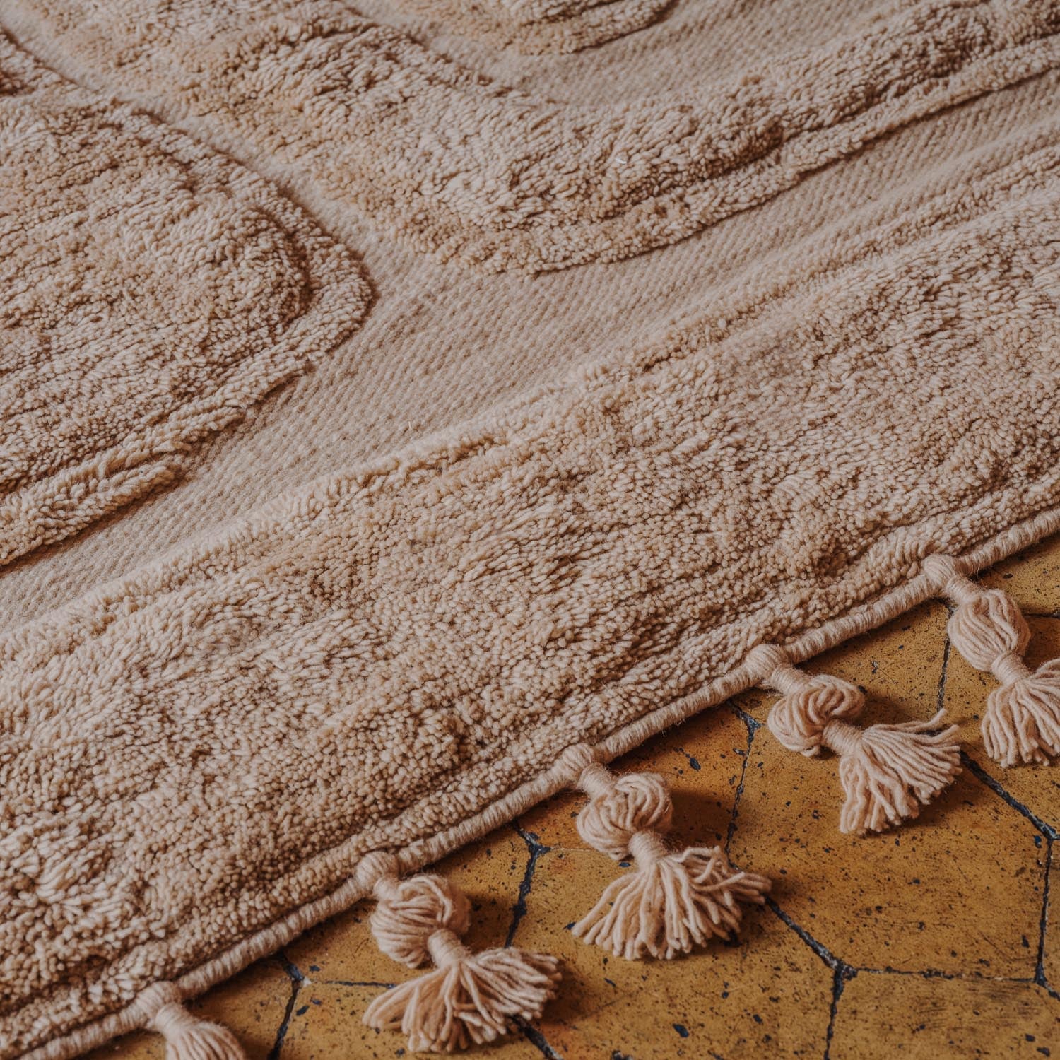 Wool rug BEATEN TRACK beige with fringes