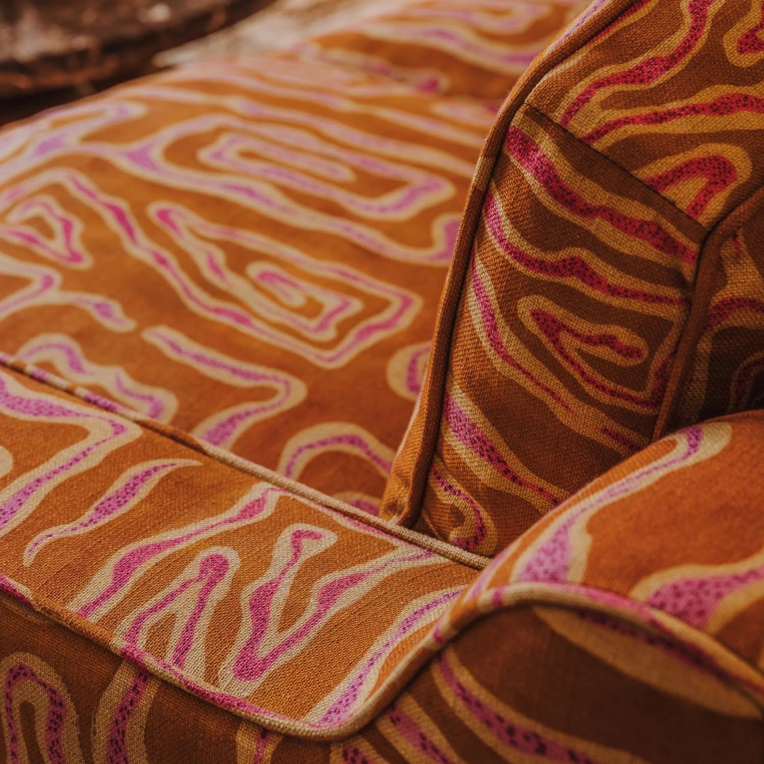 Sofa 3-Sitzer LOLA orange mit beige-rosafarbenem Muster