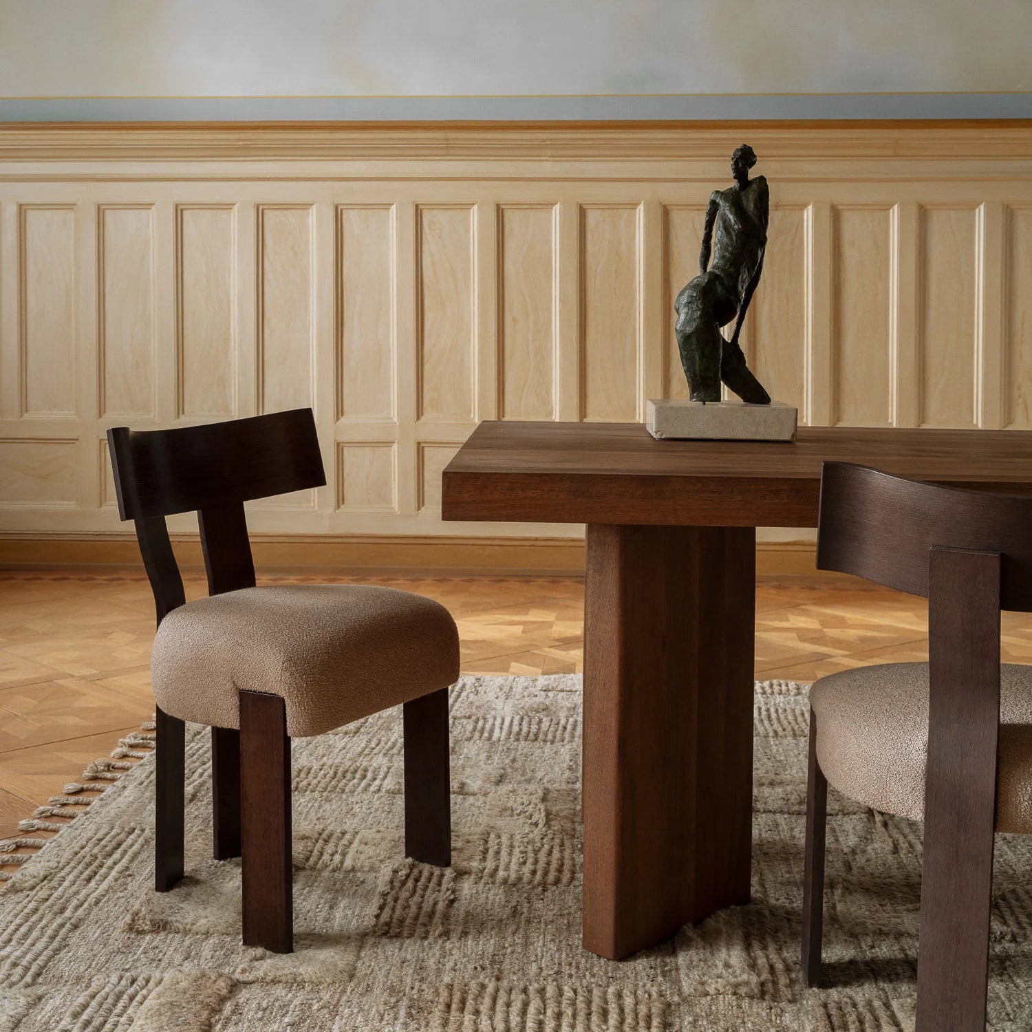 Stuhl ALBA beige mit dunklem Eichenfuß