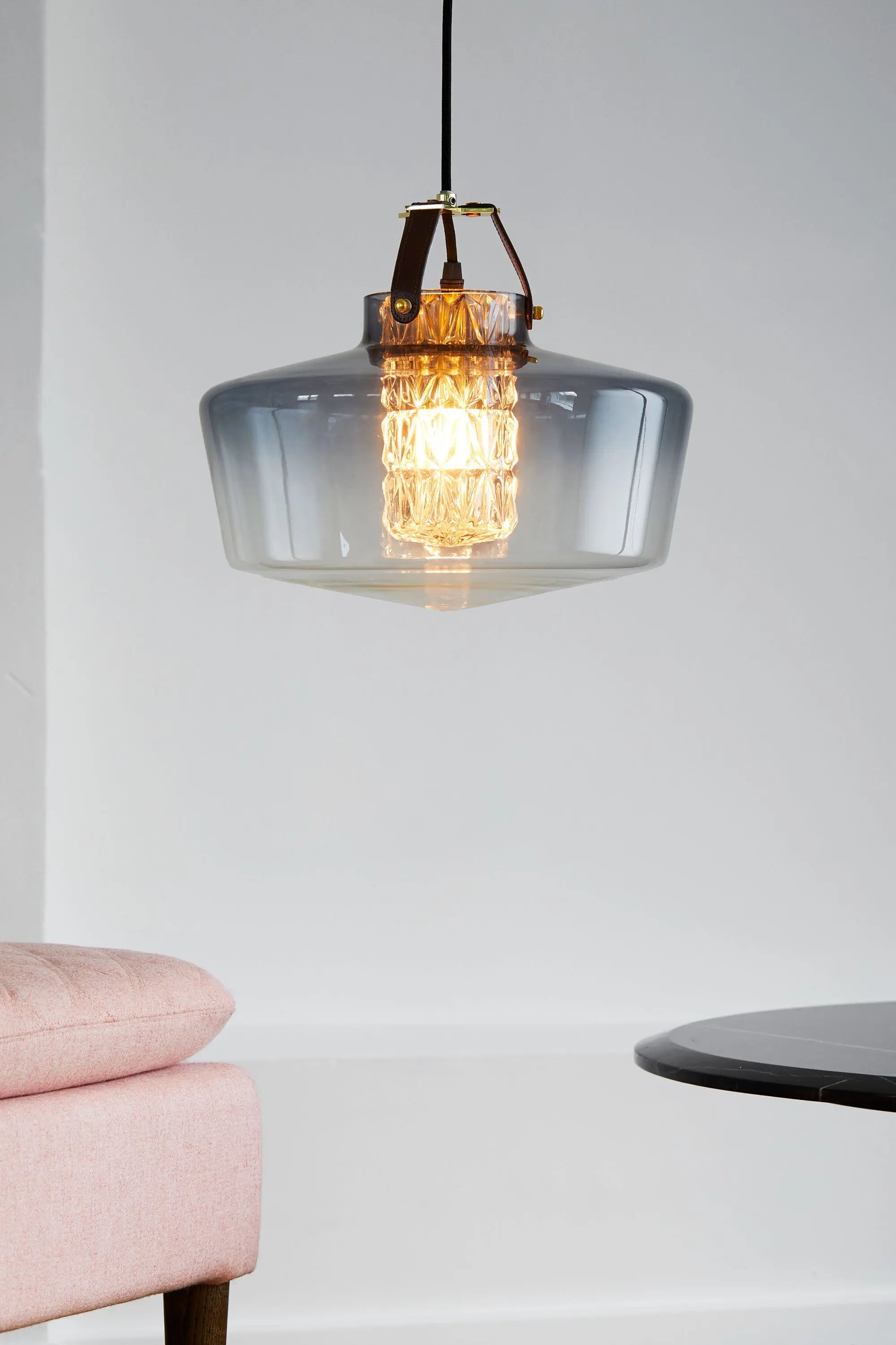 Lampa wisząca ADDICTED TO US dymione szkło z koniakową skórą – skóra, Design By Us