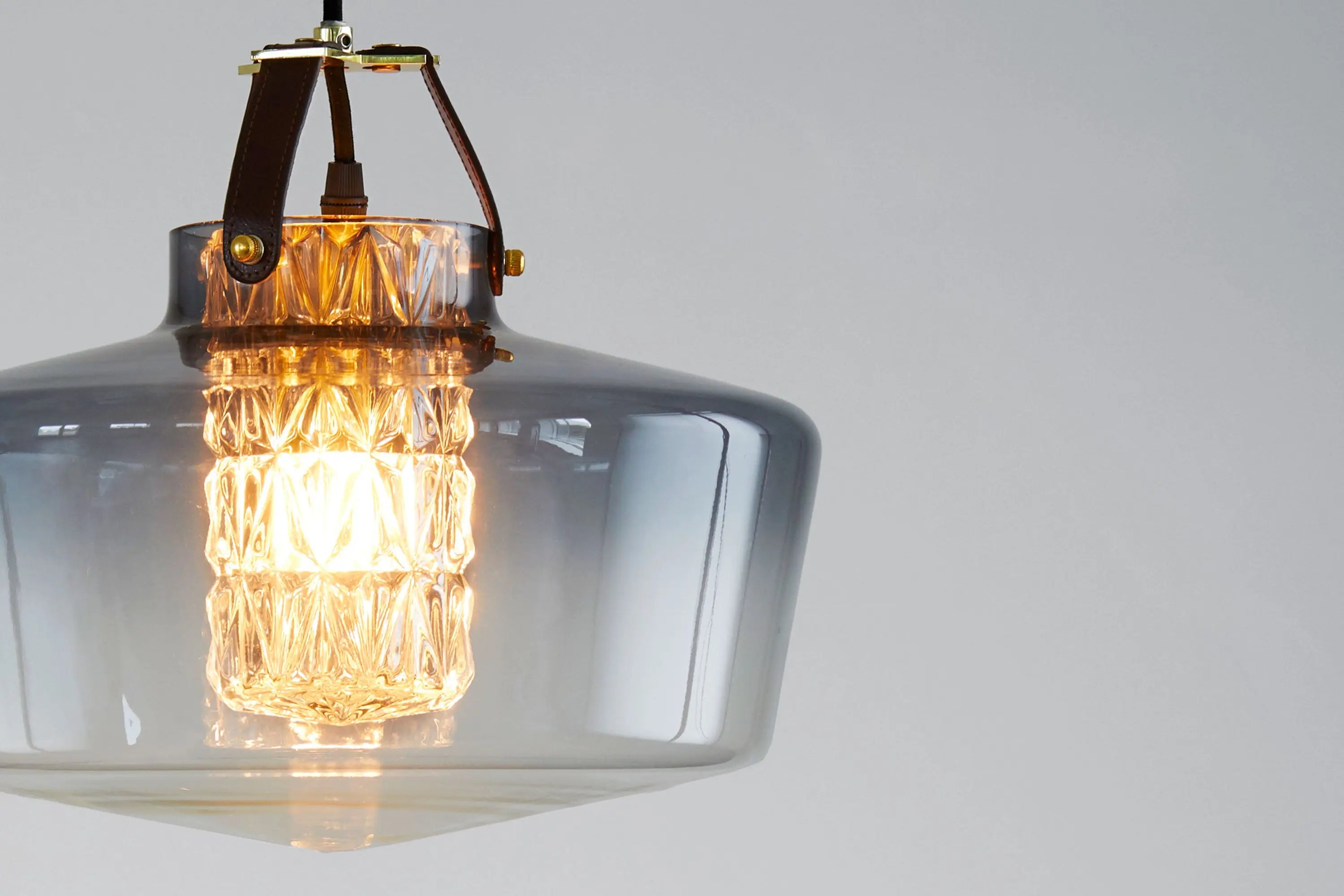 Lampa wisząca ADDICTED TO US dymione szkło z koniakową skórą – skóra i metal