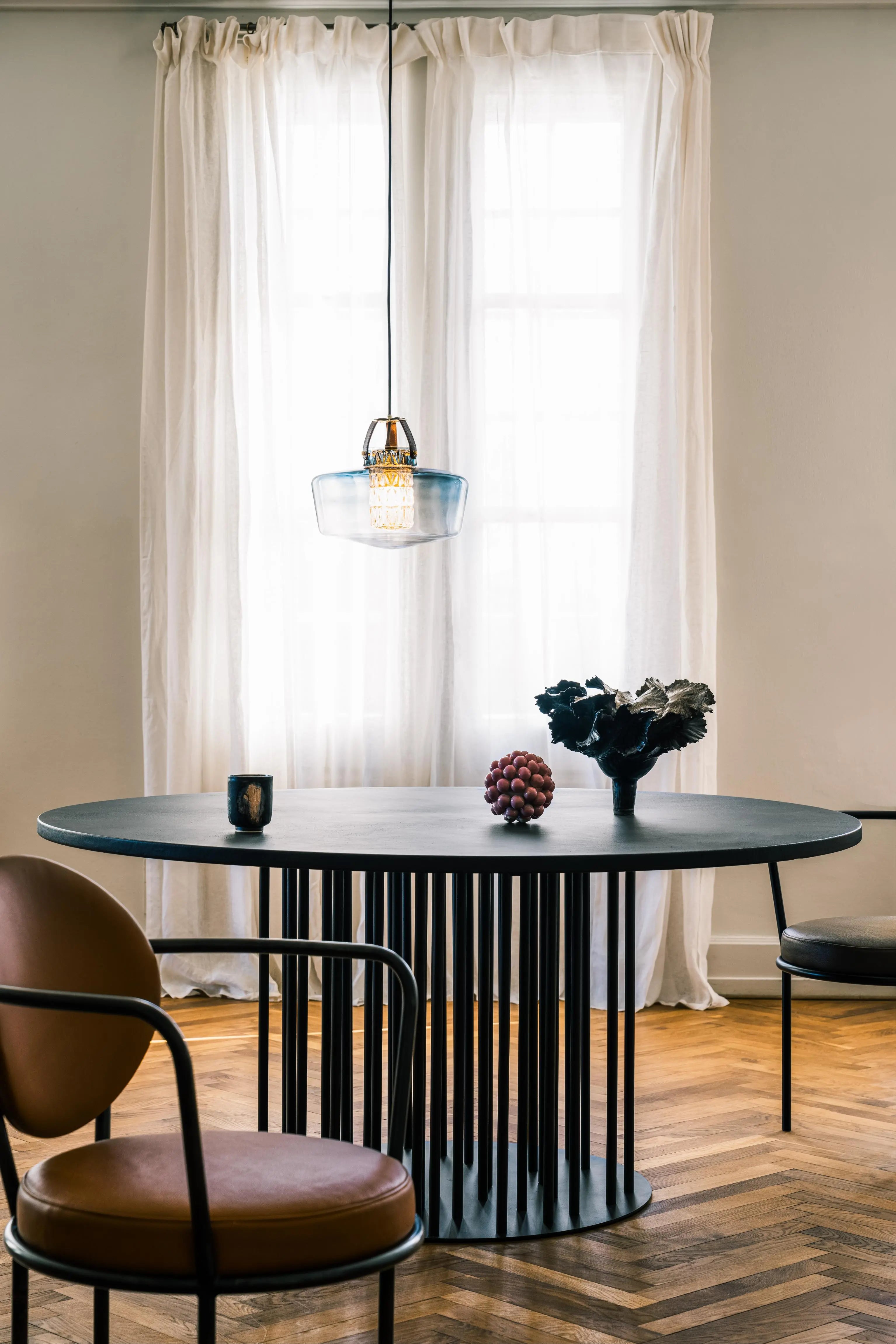 Lampa wisząca ADDICTED TO US dymione szkło z koniakową skórą – skóra